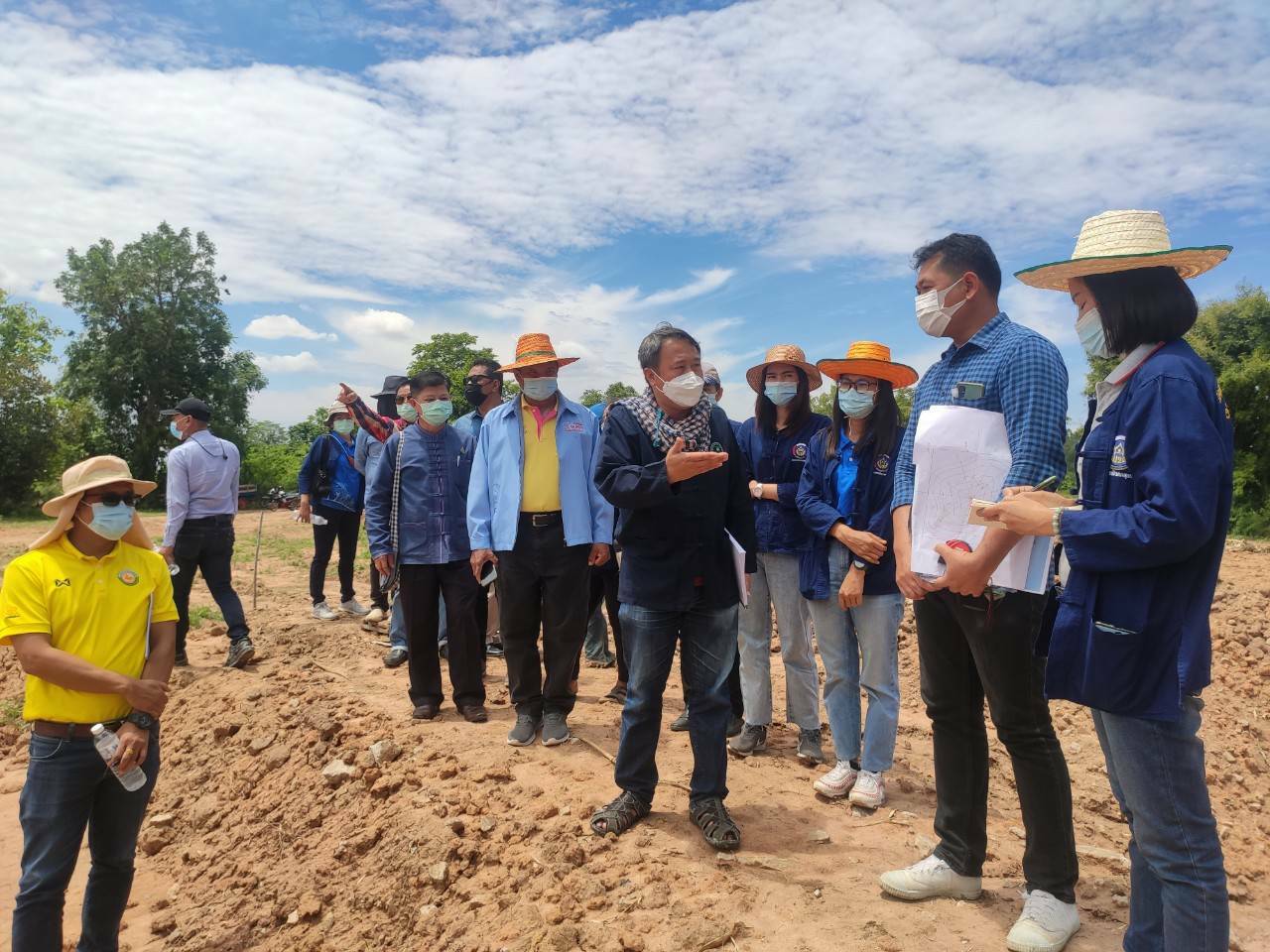 พช.ขอนแก่น  พร้อมด้วยวิศวกรจิตอาสา จากชมรมศิษย์เก่าวิศวกรรม มข. อาจารย์ รักษ์เผ่า พลรัตน์ ลงพื้นที่สนับสนุนโครงการพัฒนาพื้นที่ต้นแบบฯโคก หนอง นา พช. ที่จังหวัดขอนแก่น