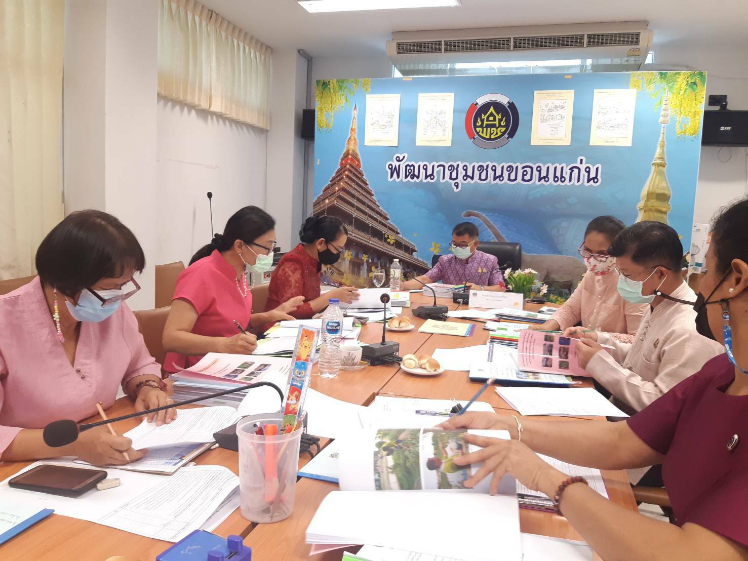 พช.ขอนแก่น ประชุมพิจารณาคัดเลือกหมู่บ้านต้นแบบ โครงการเสริมสร้างและพัฒนาผู้นำการเปลี่ยนแปลง สู่ Motto “1 หมู่บ้าน สามารถดูแลได้ทั้งตำบล สร้างความมั่นคงทางด้านอาหาร ด้วยหลักปรัชญาของเศรษฐกิจพอเพียง”