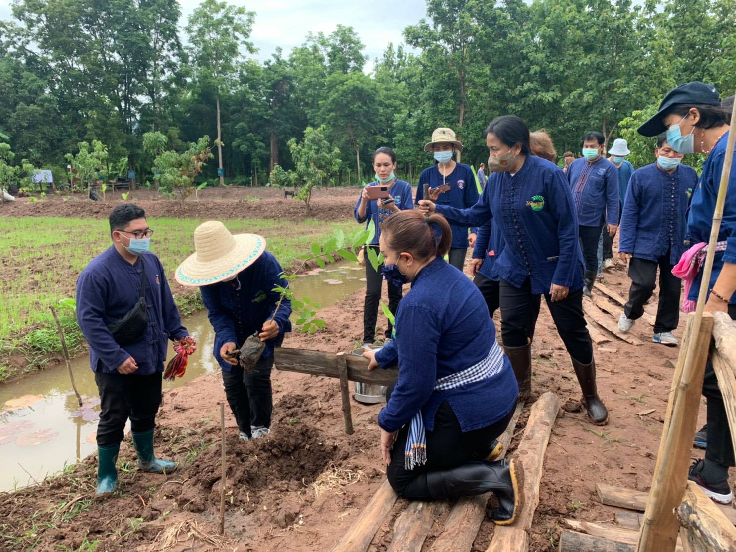 >>พช.ขอนแก่น : ร่วมโครงการพัฒนาพื้นที่ต้นแบบการพัฒนาคุณภาพชีวิต ตามหลักทฤษฎีใหม่ ประยุกต์สู่ “โคก หนอง นา โมเดล” *กิจกรรม* : เอามื้อ สามัคคี “โคก หนอง นา พช.”