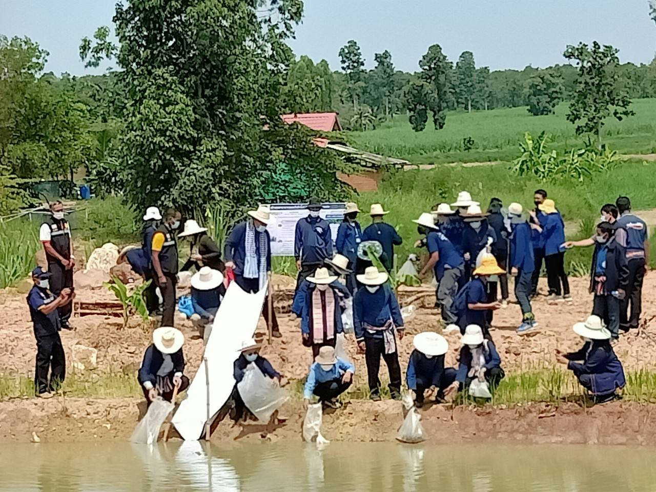 ผู้บริหารกรมการพัฒนาชุมชน ลงพื้นที่จังหวัดขอนแก่น ติดตามโครงการ ” โคก หนอง นา พัฒนาชุมชน ” ปลูกไม้มงคลเฉลิมพระเกียรติ สมเด็จพระนางเจ้าสุทิดา พัชรสุธาพิมลลักษณ พระบรมราชินี และ ร่วมกิจกรรมเอามื้อสามัคคี “โคก หนอง นา พช. ” 
