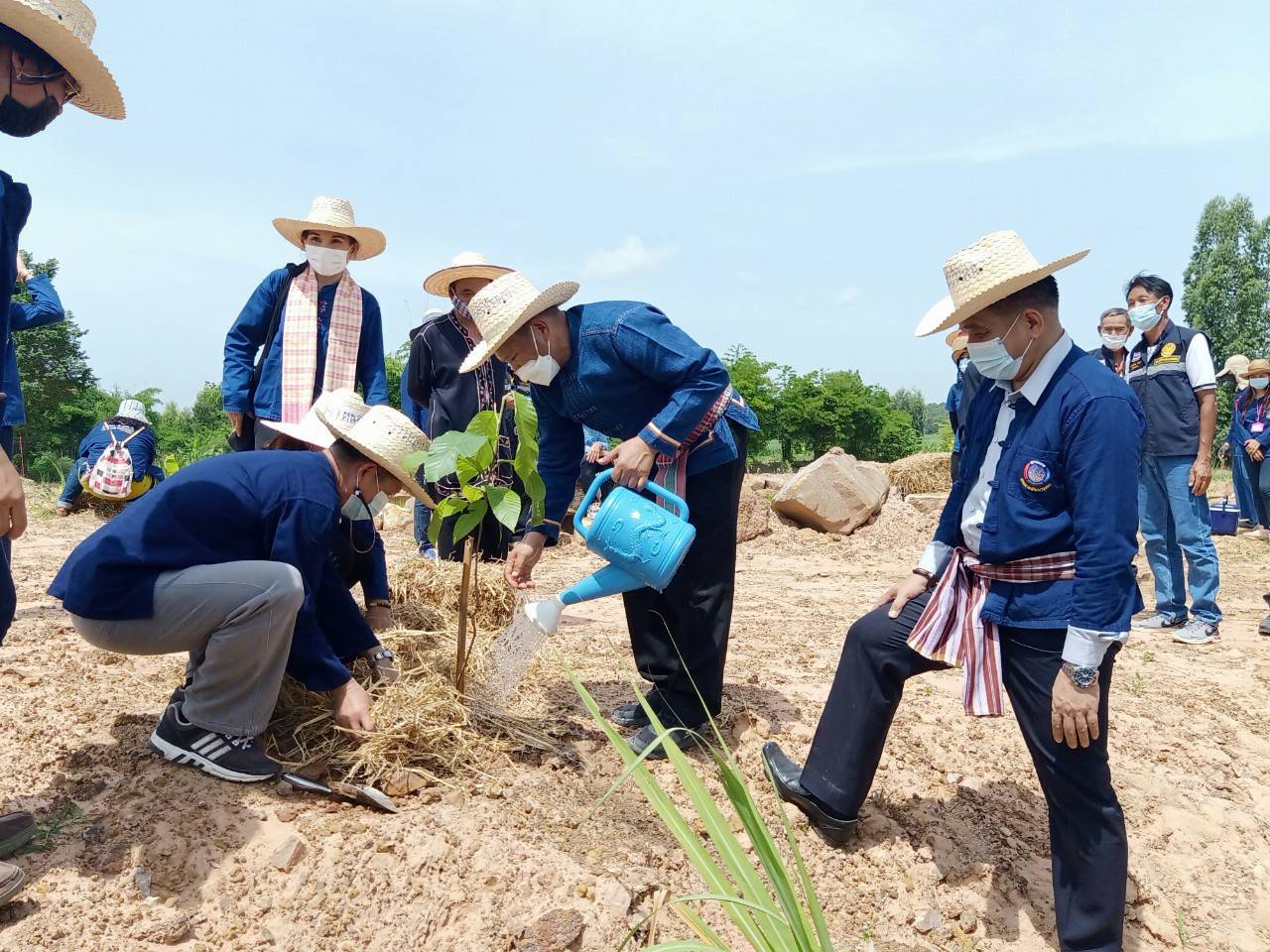 ผู้บริหารกรมการพัฒนาชุมชน ลงพื้นที่จังหวัดขอนแก่น ติดตามโครงการ ” โคก หนอง นา พัฒนาชุมชน ” ปลูกไม้มงคลเฉลิมพระเกียรติ สมเด็จพระนางเจ้าสุทิดา พัชรสุธาพิมลลักษณ พระบรมราชินี และ ร่วมกิจกรรมเอามื้อสามัคคี “โคก หนอง นา พช. ” 