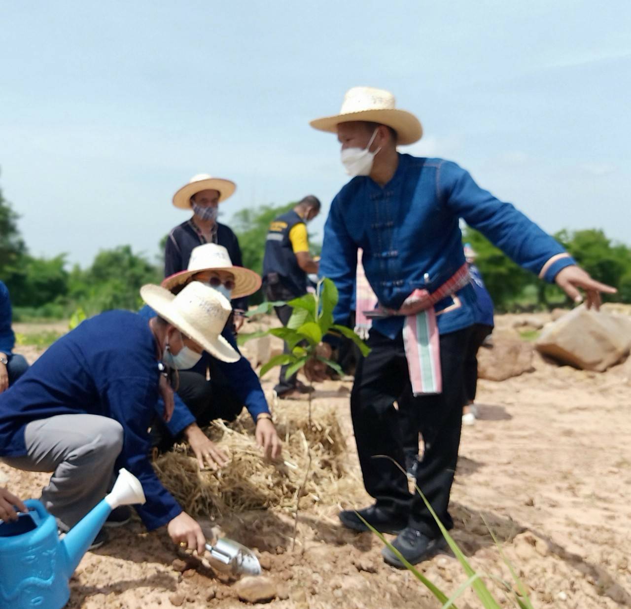 ผู้บริหารกรมการพัฒนาชุมชน ลงพื้นที่จังหวัดขอนแก่น ติดตามโครงการ ” โคก หนอง นา พัฒนาชุมชน ” ปลูกไม้มงคลเฉลิมพระเกียรติ สมเด็จพระนางเจ้าสุทิดา พัชรสุธาพิมลลักษณ พระบรมราชินี และ ร่วมกิจกรรมเอามื้อสามัคคี “โคก หนอง นา พช. ” 