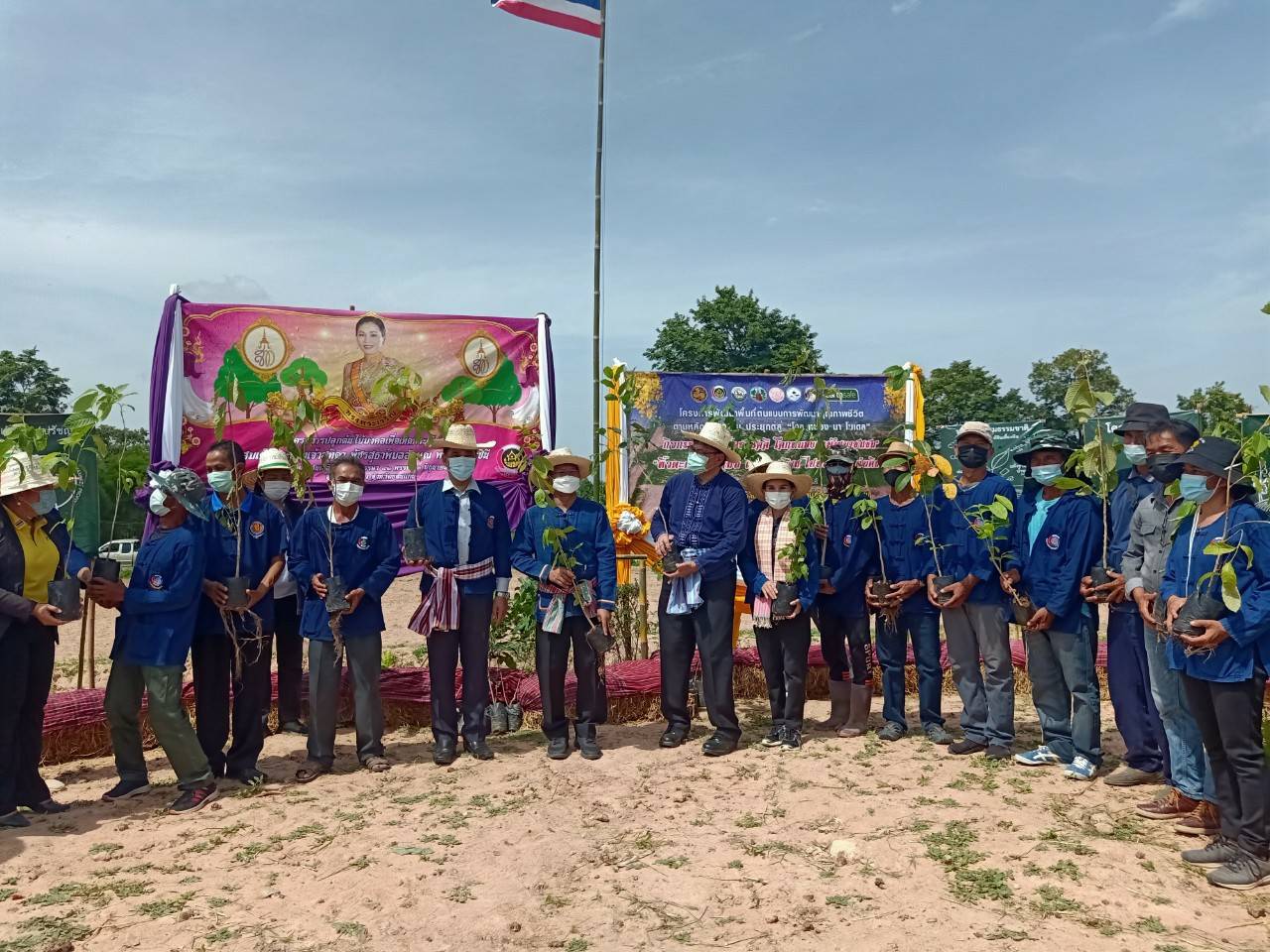 ผู้บริหารกรมการพัฒนาชุมชน ลงพื้นที่จังหวัดขอนแก่น ติดตามโครงการ ” โคก หนอง นา พัฒนาชุมชน ” ปลูกไม้มงคลเฉลิมพระเกียรติ สมเด็จพระนางเจ้าสุทิดา พัชรสุธาพิมลลักษณ พระบรมราชินี และ ร่วมกิจกรรมเอามื้อสามัคคี “โคก หนอง นา พช. ” 