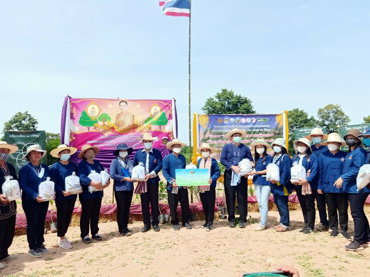 ผู้บริหารกรมการพัฒนาชุมชน ลงพื้นที่จังหวัดขอนแก่น ติดตามโครงการ ” โคก หนอง นา พัฒนาชุมชน ” ปลูกไม้มงคลเฉลิมพระเกียรติ สมเด็จพระนางเจ้าสุทิดา พัชรสุธาพิมลลักษณ พระบรมราชินี และ ร่วมกิจกรรมเอามื้อสามัคคี “โคก หนอง นา พช. ” 