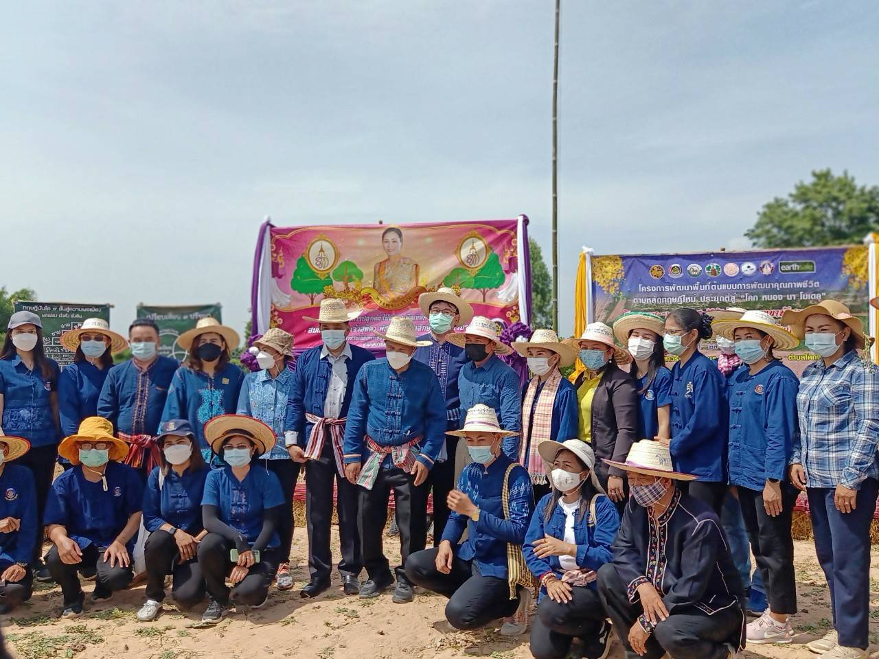ผู้บริหารกรมการพัฒนาชุมชน ลงพื้นที่จังหวัดขอนแก่น ติดตามโครงการ ” โคก หนอง นา พัฒนาชุมชน ” ปลูกไม้มงคลเฉลิมพระเกียรติ สมเด็จพระนางเจ้าสุทิดา พัชรสุธาพิมลลักษณ พระบรมราชินี และ ร่วมกิจกรรมเอามื้อสามัคคี “โคก หนอง นา พช. ” 