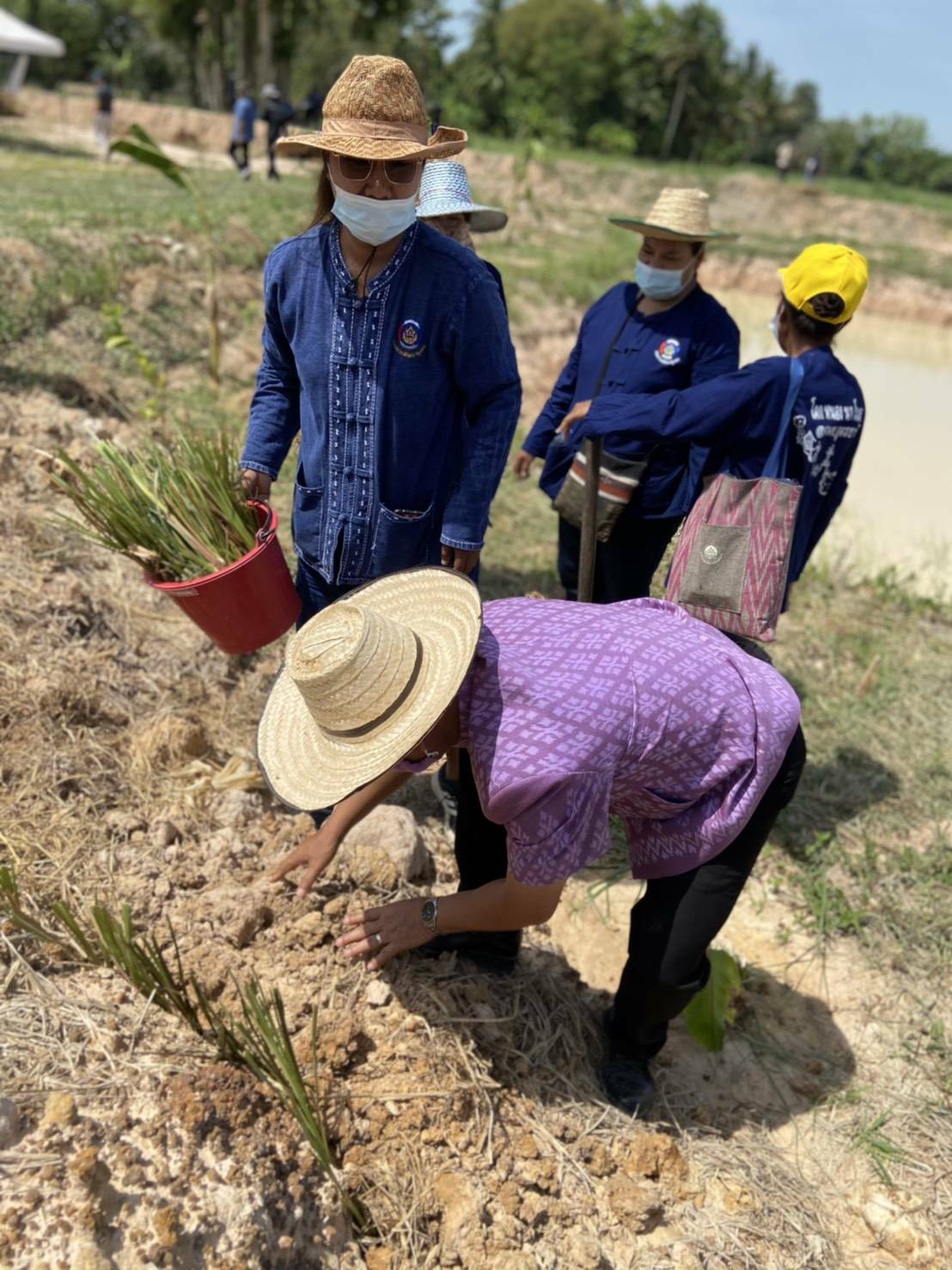 พช.ขอนแก่น : ร่วมเอามื้อสามัคคี “โคก หนอง นา” พช. แบกจอบแบกเสียม เอาแฮง สร้างแปลงไฮ่นา” 