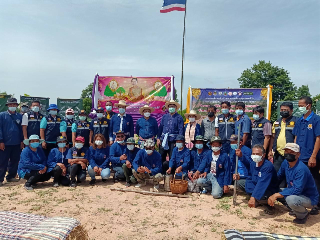 ผู้บริหารกรมการพัฒนาชุมชน ลงพื้นที่จังหวัดขอนแก่น ติดตามโครงการ ” โคก หนอง นา พัฒนาชุมชน ” ปลูกไม้มงคลเฉลิมพระเกียรติ สมเด็จพระนางเจ้าสุทิดา พัชรสุธาพิมลลักษณ พระบรมราชินี และ ร่วมกิจกรรมเอามื้อสามัคคี “โคก หนอง นา พช. ” 