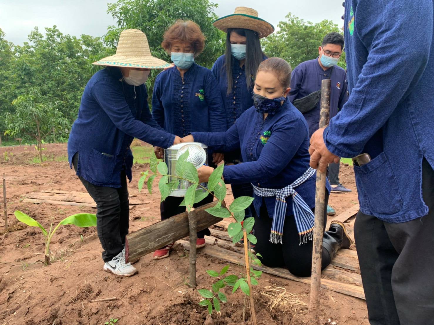>>พช.ขอนแก่น : ร่วมโครงการพัฒนาพื้นที่ต้นแบบการพัฒนาคุณภาพชีวิต ตามหลักทฤษฎีใหม่ ประยุกต์สู่ “โคก หนอง นา โมเดล” *กิจกรรม* : เอามื้อ สามัคคี “โคก หนอง นา พช.”