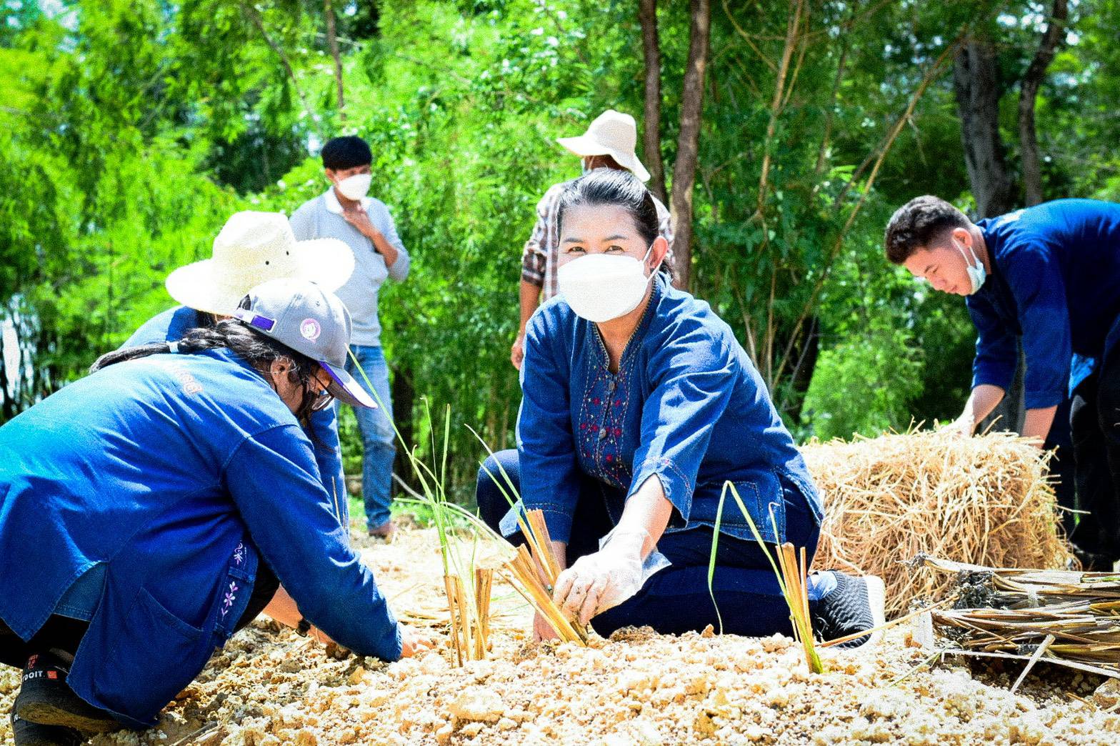 พช.ขอนแก่น : ปลูกแฝก ปลูกต้นไม้ ให้ความสมบูรณ์ใน แปลง “โคก หนอง นา พช.  ฉลุย เดินหน้าขับเคลื่อนพื้นที่ต้นแบบ พัฒนาคุณภาพชีวิตยั่งยืน