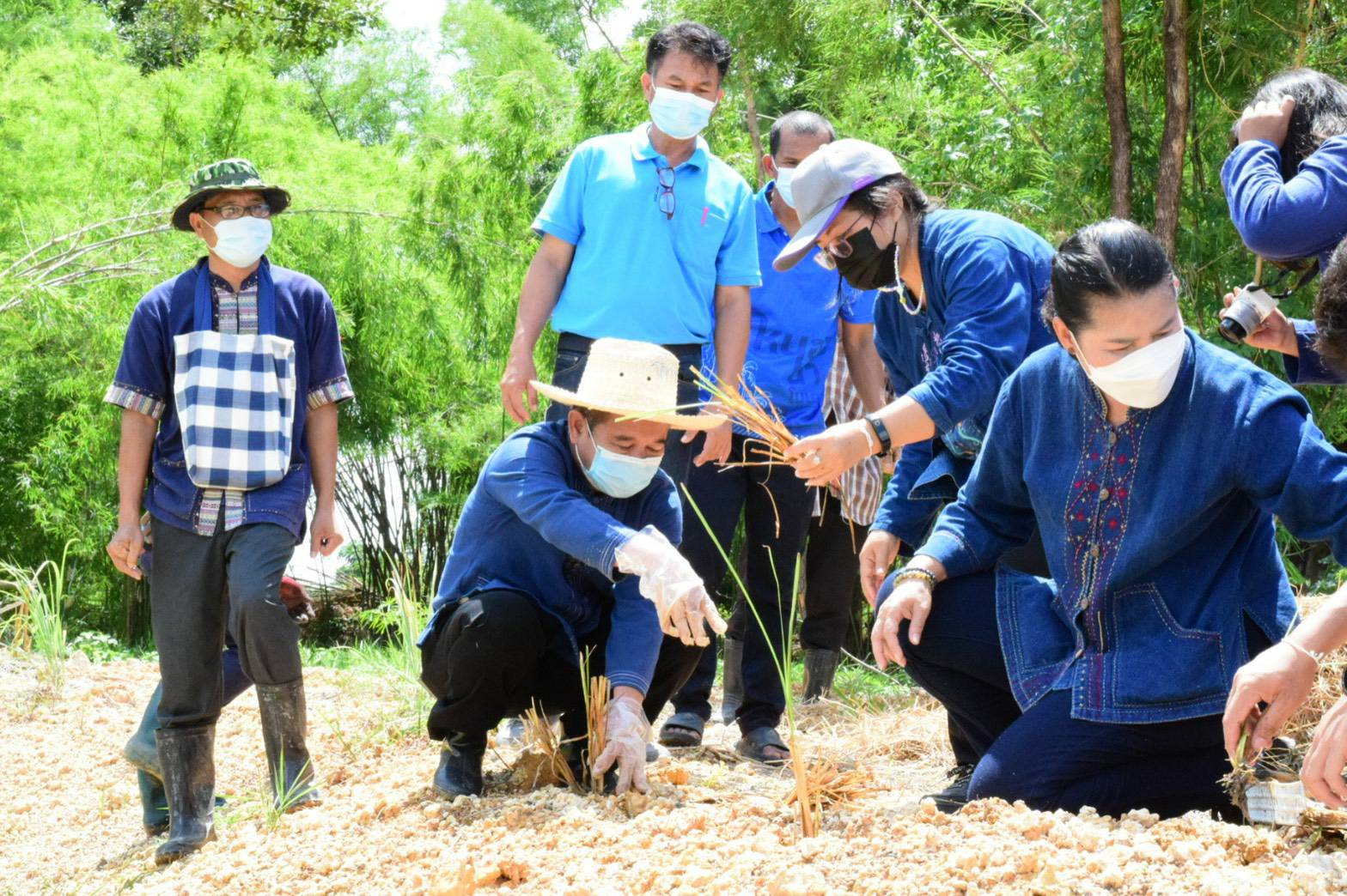 พช.ขอนแก่น : ปลูกแฝก ปลูกต้นไม้ ให้ความสมบูรณ์ใน แปลง “โคก หนอง นา พช.  ฉลุย เดินหน้าขับเคลื่อนพื้นที่ต้นแบบ พัฒนาคุณภาพชีวิตยั่งยืน