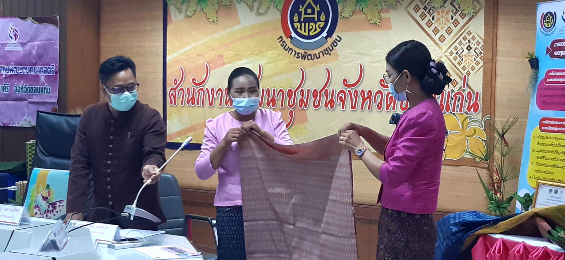 พช.ขอนแก่น : ประเมินคัดเลือกคนกองทุนพัฒนาบทบาทสตรีดีเด่น ระดับเขตตรวจราชการ ประจำปี 2564 เขตตรวจราชการที่ 12 กลุ่มจังหวัดภาคตะวันออกเฉียงเหนือตอนกลาง ผ่านระบบประชุมออนไลน์ (Zoom Cloud Meeting)