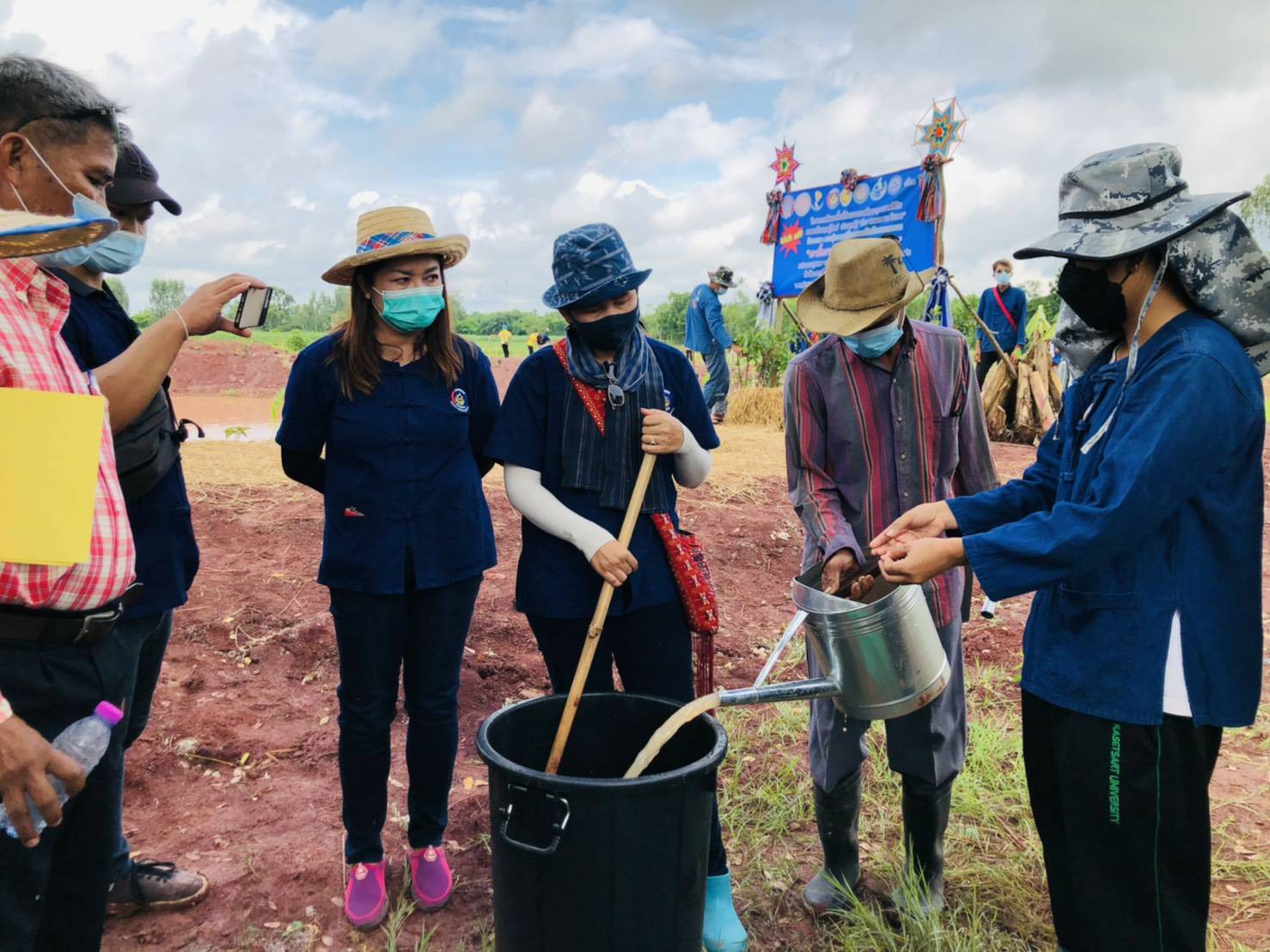 พช.ขอนแก่น : ร่วมเอามื้อสามัคคี “โคก หนอง นา โมเดล” กิจกรรมกระตุ้นการบริโภครายครัวเรือนและเอกชนผ่านกิจกรรมการพัฒนาและสนับสนุนพื้นที่ครัวเรือนต้นแบบการพัฒนาคุณภาพชีวิต ระดับครัวเรือน 