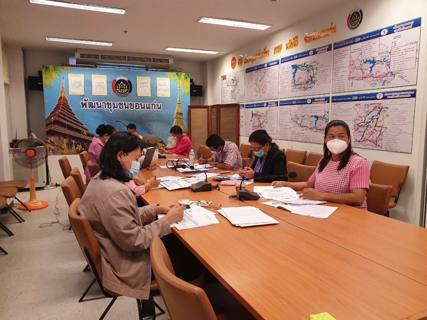 ? พช.ขอนแก่น: ร่วมรับฟังการประชุมสร้างความเข้าใจคู่มือการปฏิบัติงานกระบวนงานการจัดซื้อ/จัดจ้าง โครงการพัฒนาพื้นที่ต้นแบบการพัฒนาคุณภาพชีวิตตามหลักทฤษฎีใหม่ ประยุกต์สู่ “โคก หนอง นา โมเดล” ผ่านระบบวีดีทัศน์ทางไกล (Video Conference) ?