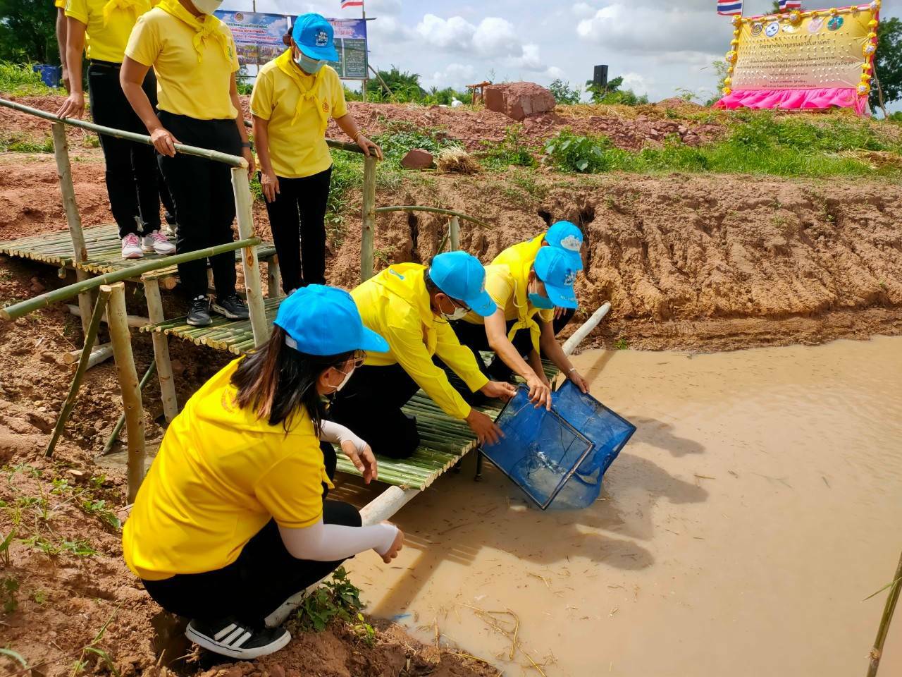 พช.ขอนแก่น : ร่วมกิจกรรม “จิตอาสาพัฒนาชุมชนเอามื้อสามัคคี” เพื่อเฉลิมพระเกียรติเนื่องในโอกาสมหามงคลเฉลิมพระชนมพรรษา พระบาทสมเด็จพระปรเมนทรรามาธิบดีศรีสินทรมหาวชิราลงกรณ พระวชิรเกล้าเจ้าอยู่หัว
