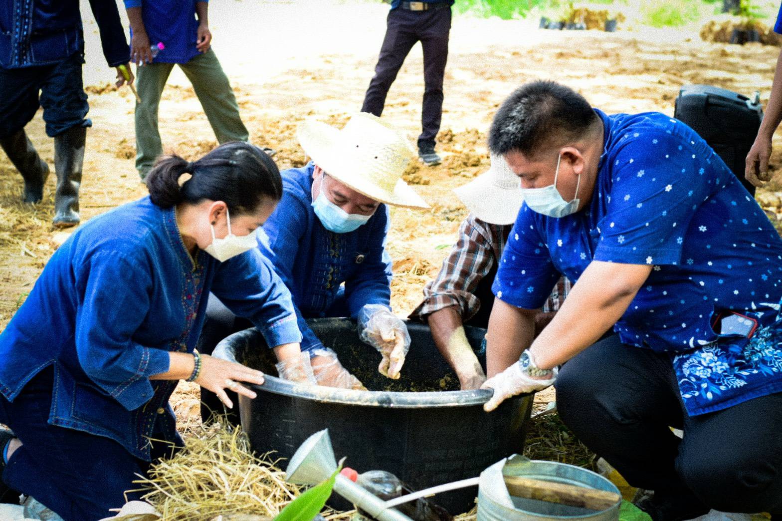 พช.ขอนแก่น : ปลูกแฝก ปลูกต้นไม้ ให้ความสมบูรณ์ใน แปลง “โคก หนอง นา พช.  ฉลุย เดินหน้าขับเคลื่อนพื้นที่ต้นแบบ พัฒนาคุณภาพชีวิตยั่งยืน