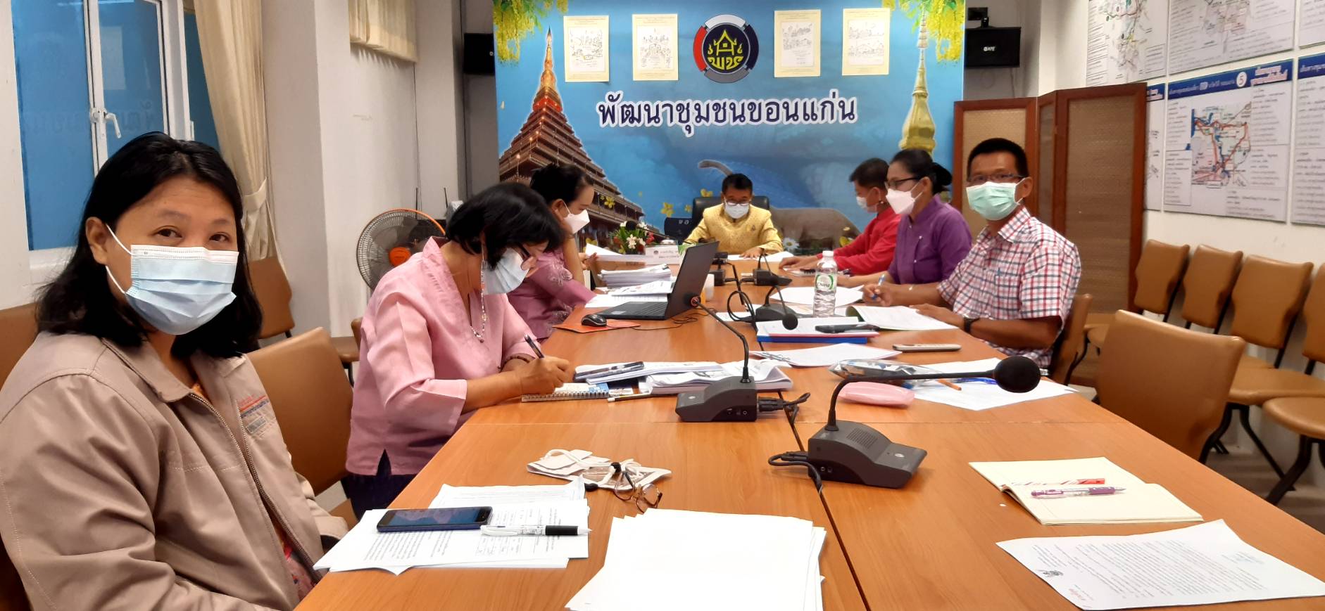 ? พช.ขอนแก่น: ร่วมรับฟังการประชุมสร้างความเข้าใจคู่มือการปฏิบัติงานกระบวนงานการจัดซื้อ/จัดจ้าง โครงการพัฒนาพื้นที่ต้นแบบการพัฒนาคุณภาพชีวิตตามหลักทฤษฎีใหม่ ประยุกต์สู่ “โคก หนอง นา โมเดล” ผ่านระบบวีดีทัศน์ทางไกล (Video Conference) ?