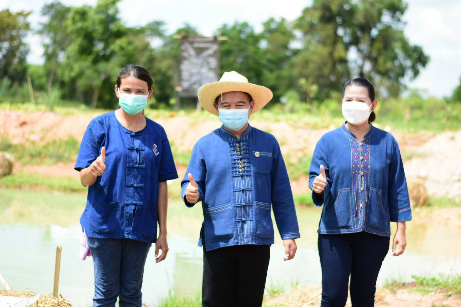 พช.ขอนแก่น : ปลูกแฝก ปลูกต้นไม้ ให้ความสมบูรณ์ใน แปลง “โคก หนอง นา พช.  ฉลุย เดินหน้าขับเคลื่อนพื้นที่ต้นแบบ พัฒนาคุณภาพชีวิตยั่งยืน