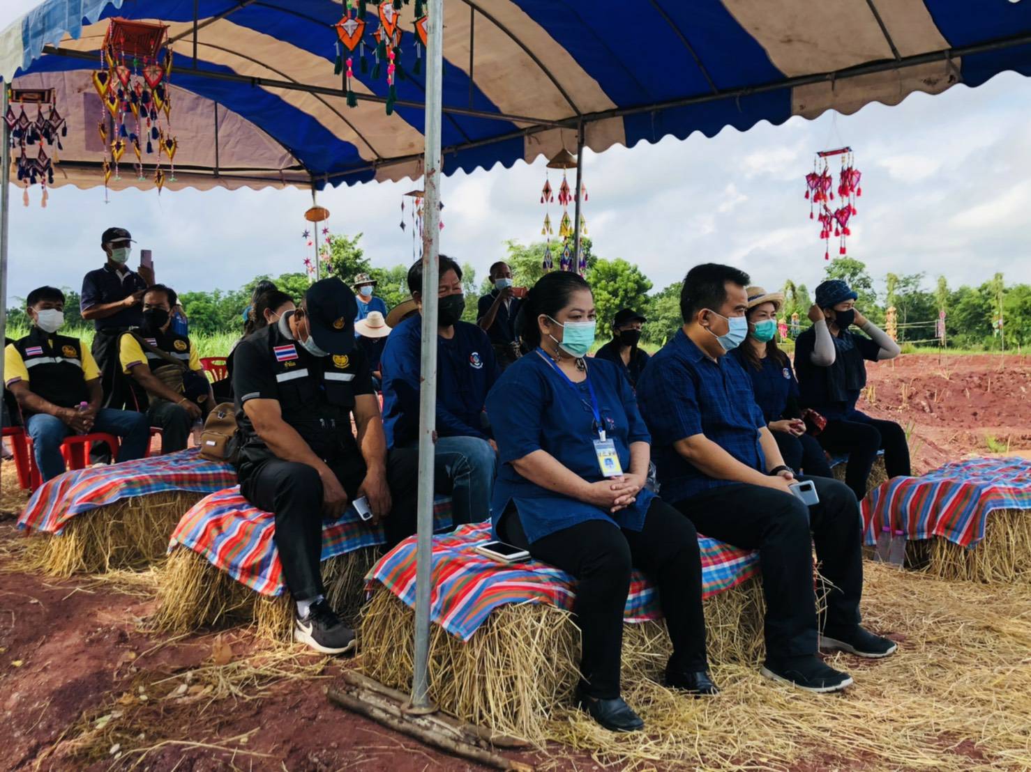 พช.ขอนแก่น : ร่วมเอามื้อสามัคคี “โคก หนอง นา โมเดล” กิจกรรมกระตุ้นการบริโภครายครัวเรือนและเอกชนผ่านกิจกรรมการพัฒนาและสนับสนุนพื้นที่ครัวเรือนต้นแบบการพัฒนาคุณภาพชีวิต ระดับครัวเรือน 