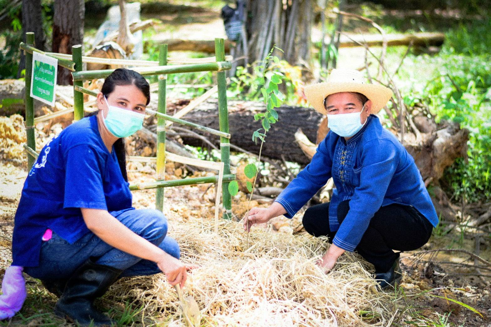 พช.ขอนแก่น : ปลูกแฝก ปลูกต้นไม้ ให้ความสมบูรณ์ใน แปลง “โคก หนอง นา พช.  ฉลุย เดินหน้าขับเคลื่อนพื้นที่ต้นแบบ พัฒนาคุณภาพชีวิตยั่งยืน