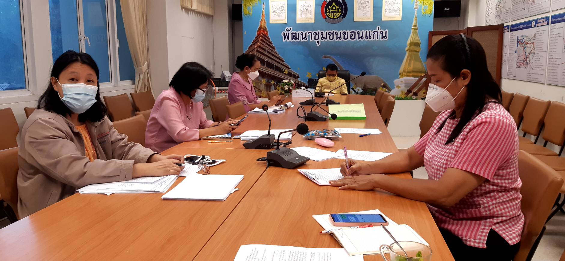 ? พช.ขอนแก่น: ร่วมรับฟังการประชุมสร้างความเข้าใจคู่มือการปฏิบัติงานกระบวนงานการจัดซื้อ/จัดจ้าง โครงการพัฒนาพื้นที่ต้นแบบการพัฒนาคุณภาพชีวิตตามหลักทฤษฎีใหม่ ประยุกต์สู่ “โคก หนอง นา โมเดล” ผ่านระบบวีดีทัศน์ทางไกล (Video Conference) ?