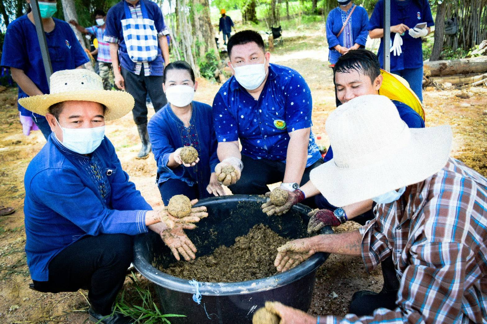 พช.ขอนแก่น : ปลูกแฝก ปลูกต้นไม้ ให้ความสมบูรณ์ใน แปลง “โคก หนอง นา พช.  ฉลุย เดินหน้าขับเคลื่อนพื้นที่ต้นแบบ พัฒนาคุณภาพชีวิตยั่งยืน