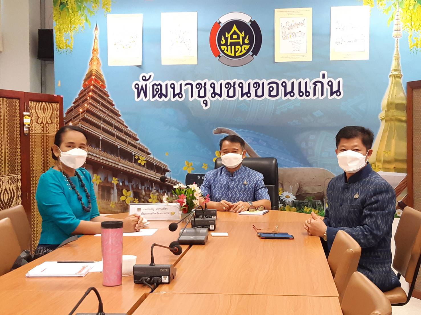 พช.ขอนแก่น : ร่วมรับชมพิธีมอบแบบผ้าลายบาติกลายพระราชทาน”ปาเต๊ะร่วมใจเทิดไท้เจ้าหญิง” “ท้องทะเลไทย” และ”ป่าแดนใต้” ตามโครงการสืบสานภูมิปัญญาพื้นถิ่นสู่การพัฒนาผ้าถิ่นไทย