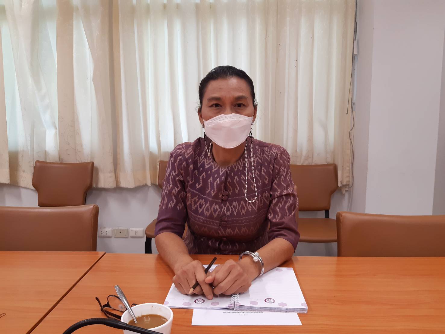 พช.ขอนแก่น : ร่วมรับชมพิธีมอบแบบผ้าลายบาติกลายพระราชทาน”ปาเต๊ะร่วมใจเทิดไท้เจ้าหญิง” “ท้องทะเลไทย” และ”ป่าแดนใต้” ตามโครงการสืบสานภูมิปัญญาพื้นถิ่นสู่การพัฒนาผ้าถิ่นไทย
