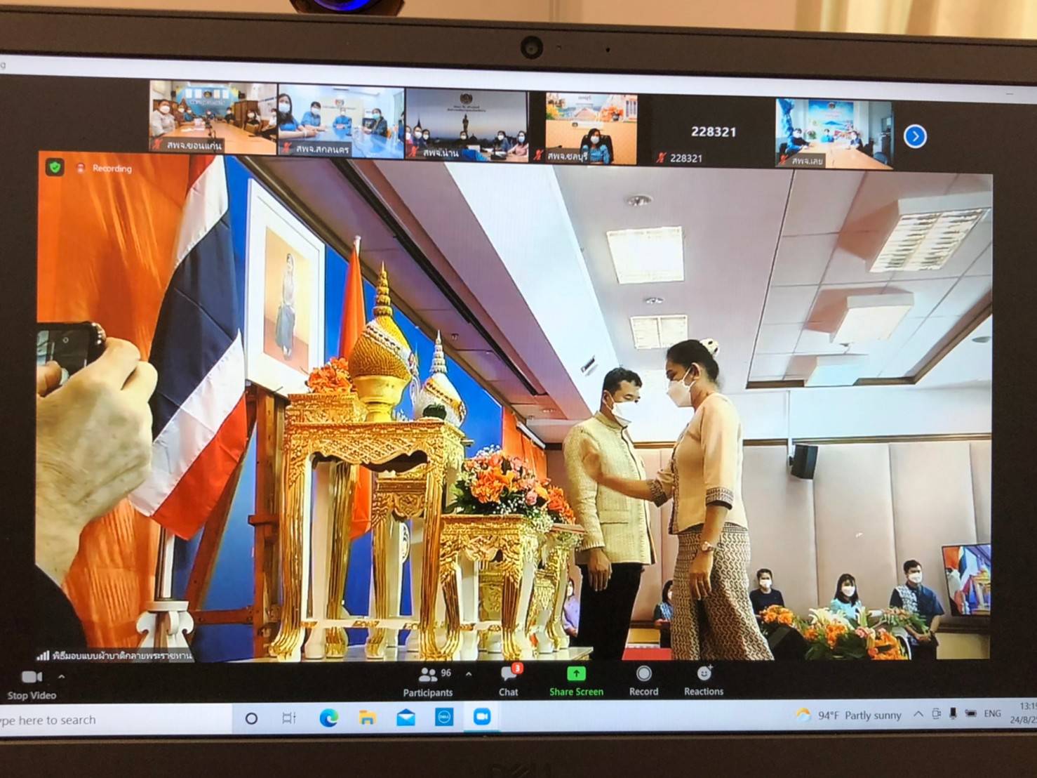พช.ขอนแก่น : ร่วมรับชมพิธีมอบแบบผ้าลายบาติกลายพระราชทาน”ปาเต๊ะร่วมใจเทิดไท้เจ้าหญิง” “ท้องทะเลไทย” และ”ป่าแดนใต้” ตามโครงการสืบสานภูมิปัญญาพื้นถิ่นสู่การพัฒนาผ้าถิ่นไทย