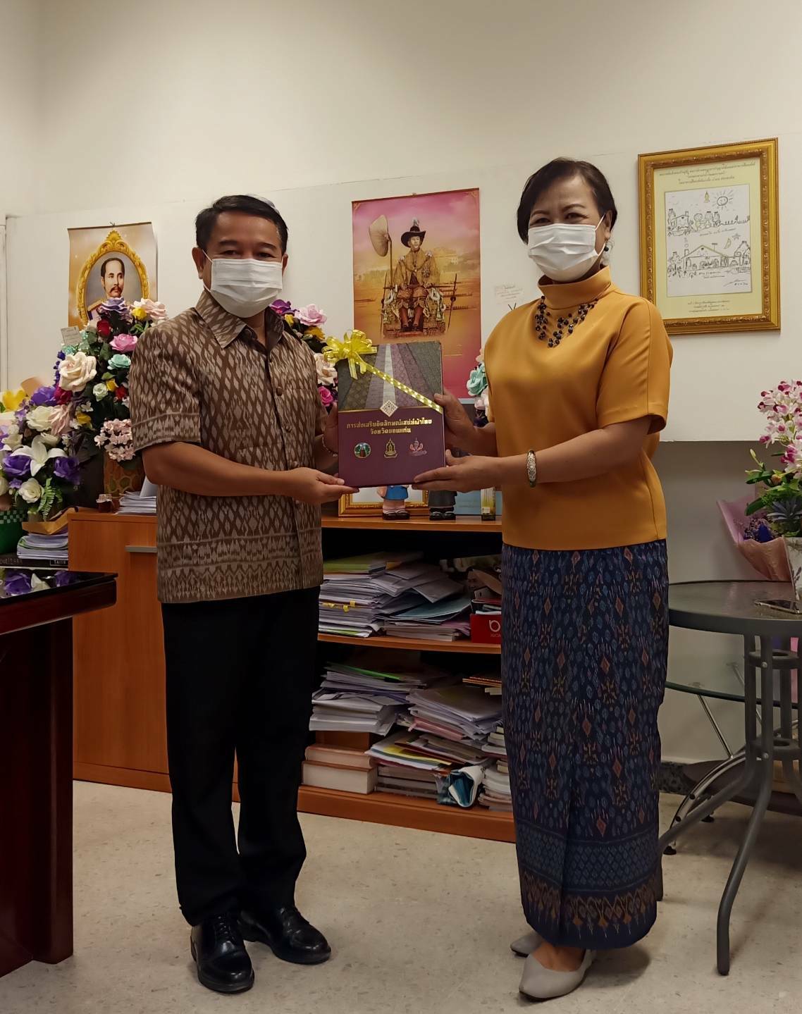 พช.ขอนแก่น : วัฒนธรรมจังหวัดขอนแก่น มอบหนังสือส่งเสริมอัตลักษณ์เสน่ห์ผ้าไทย จังหวัดขอนแก่น ให้กับพัฒนาการจังหวัดขอนแก่น