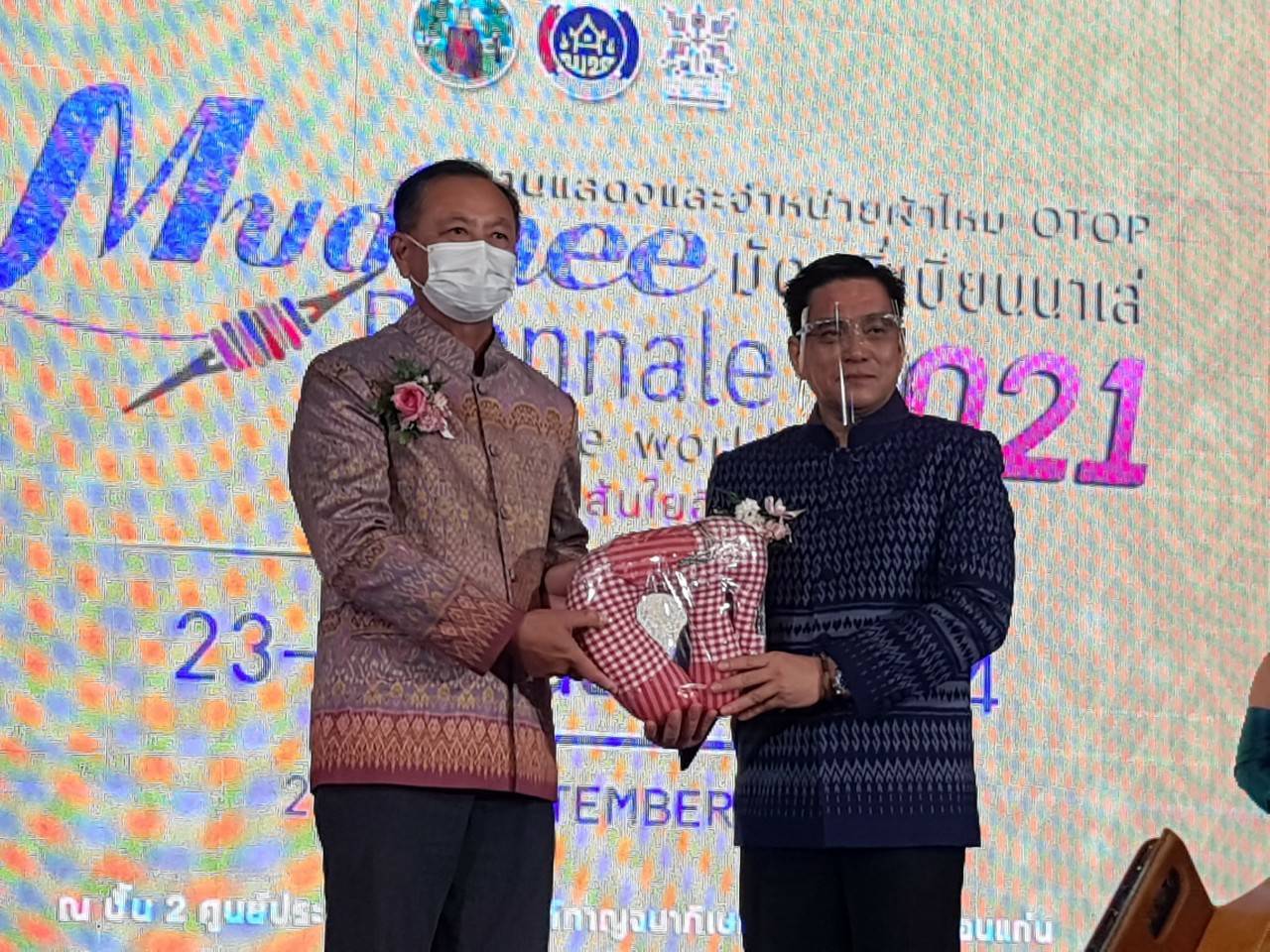 พช.ขอนแก่น : จัดแสดงและจำหน่ายผ้าไหม ผลิตภัณฑ์จากไหม OTOP : มัดหมี่ เบียนนาเล่ 2021 Mudmee Biennale 2021 ถักทอเส้นใยอีสาน สู่สายใยโลก Craft the world 