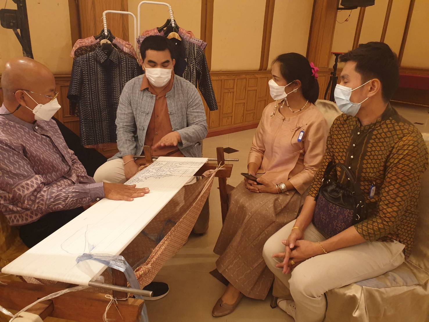 พช.ขอนแก่น : ร่วมอบรมเชิงปฏิบัติการเพื่อการพัฒนาผลิตภัณฑ์ผ้าและเครื่องแต่งกายให้เป็น Premium OTOP กิจกรรมสร้างการรับรู้ภูมิปัญญาผ้าและเครื่องแต่งกาย