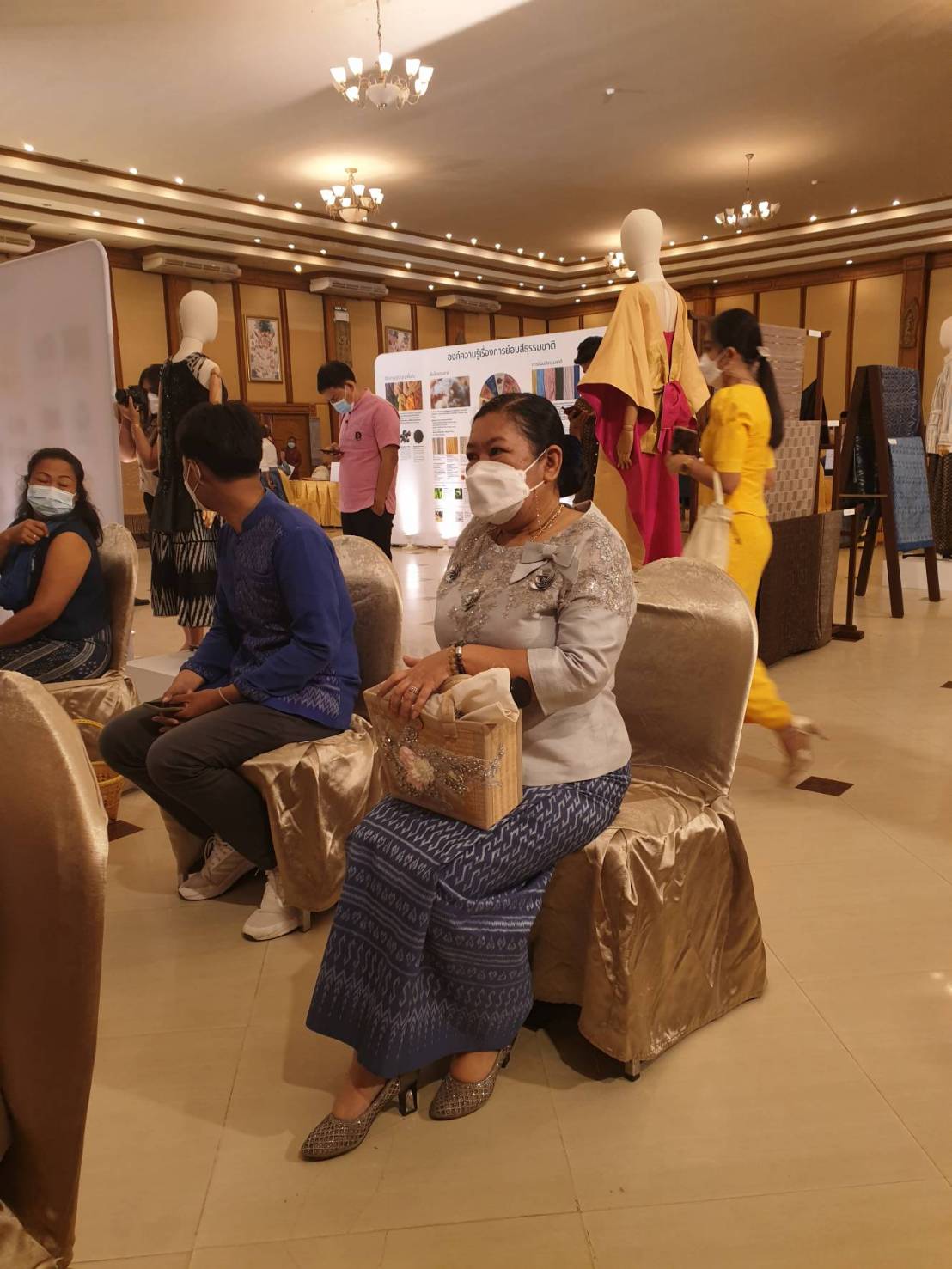 พช.ขอนแก่น : ร่วมอบรมเชิงปฏิบัติการเพื่อการพัฒนาผลิตภัณฑ์ผ้าและเครื่องแต่งกายให้เป็น Premium OTOP กิจกรรมสร้างการรับรู้ภูมิปัญญาผ้าและเครื่องแต่งกาย