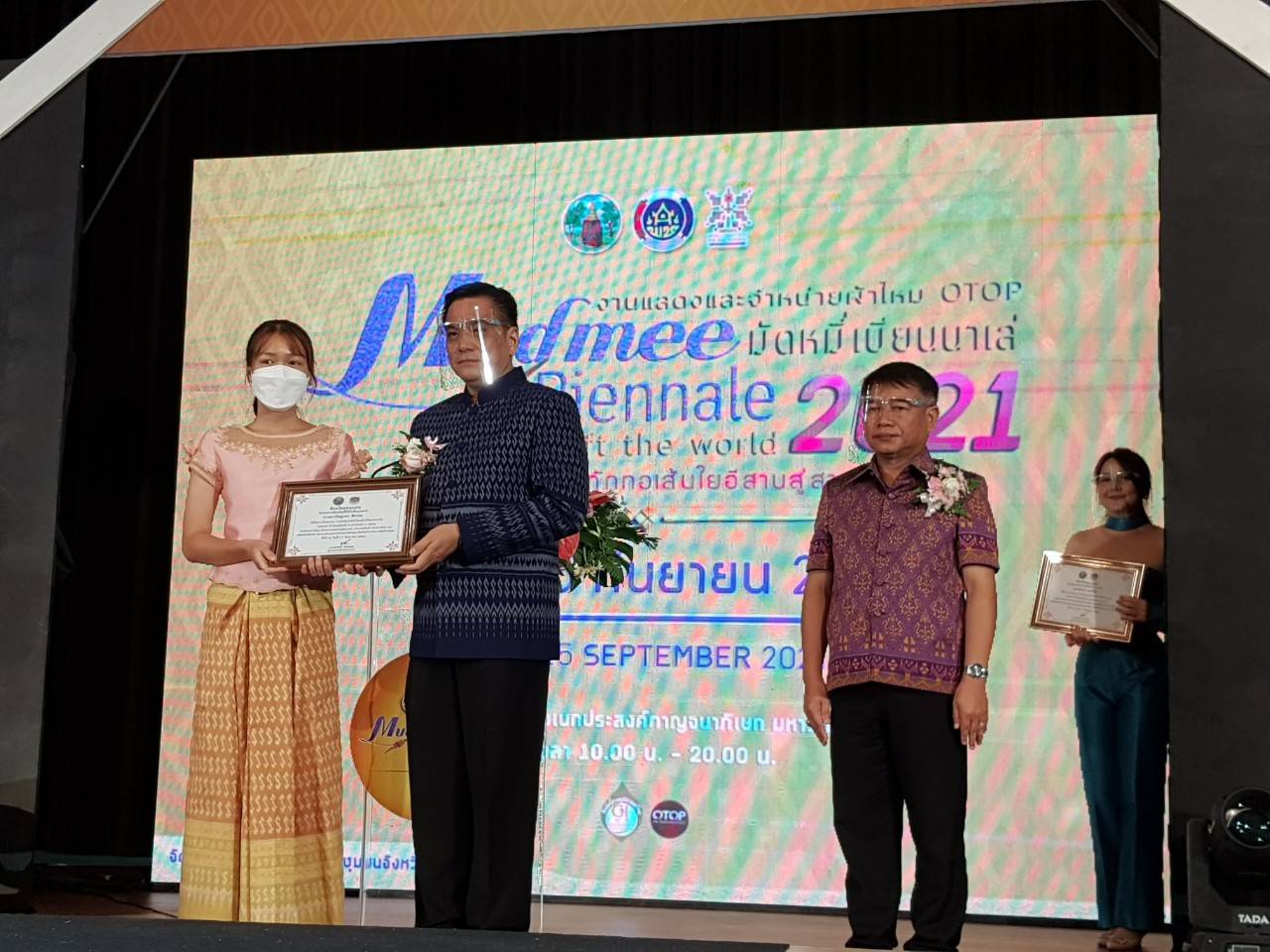 พช.ขอนแก่น : จัดแสดงและจำหน่ายผ้าไหม ผลิตภัณฑ์จากไหม OTOP : มัดหมี่ เบียนนาเล่ 2021 Mudmee Biennale 2021 ถักทอเส้นใยอีสาน สู่สายใยโลก Craft the world 