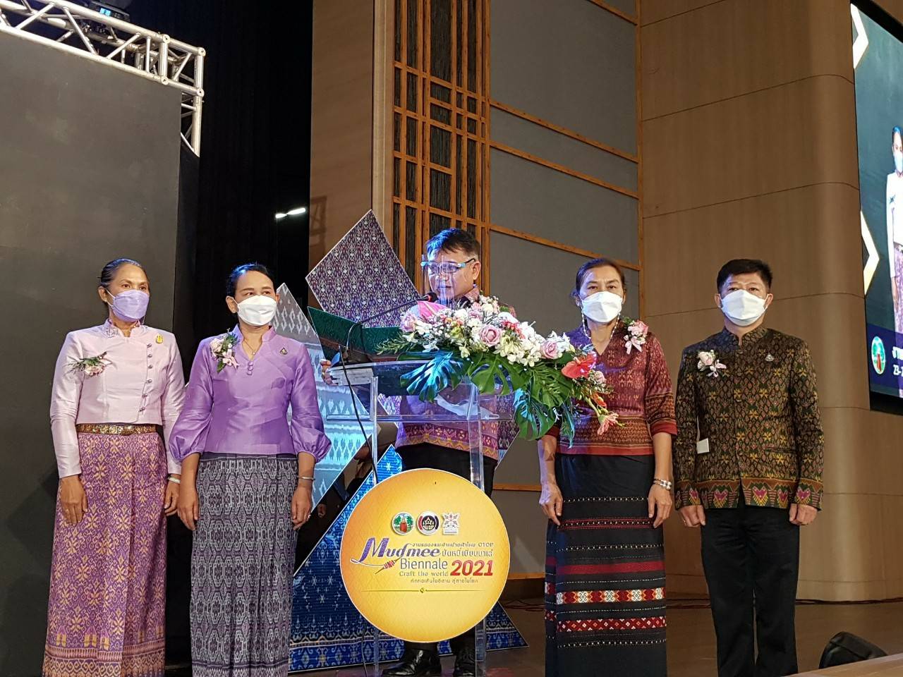 พช.ขอนแก่น : จัดแสดงและจำหน่ายผ้าไหม ผลิตภัณฑ์จากไหม OTOP : มัดหมี่ เบียนนาเล่ 2021 Mudmee Biennale 2021 ถักทอเส้นใยอีสาน สู่สายใยโลก Craft the world 
