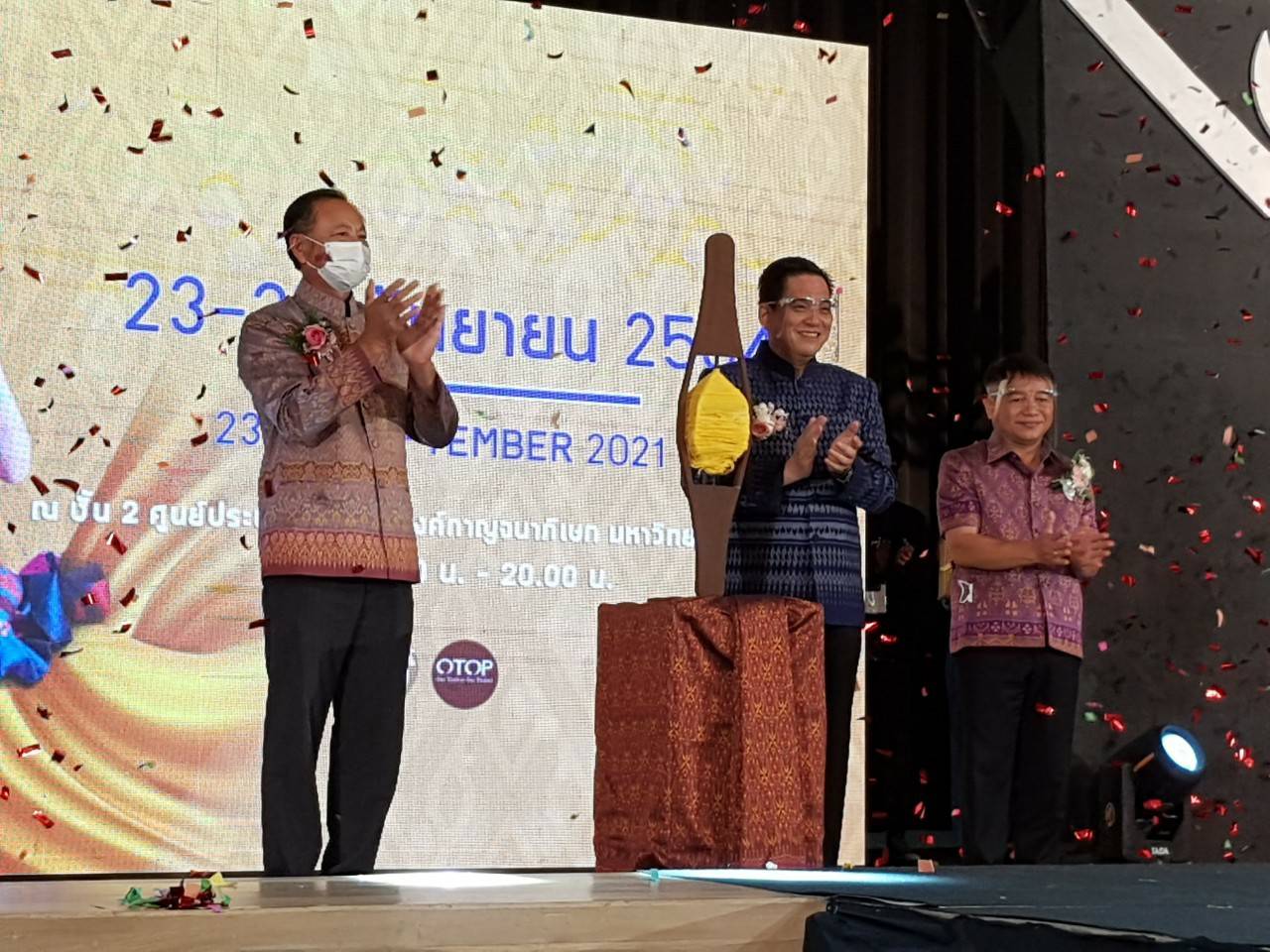 พช.ขอนแก่น : จัดแสดงและจำหน่ายผ้าไหม ผลิตภัณฑ์จากไหม OTOP : มัดหมี่ เบียนนาเล่ 2021 Mudmee Biennale 2021 ถักทอเส้นใยอีสาน สู่สายใยโลก Craft the world 