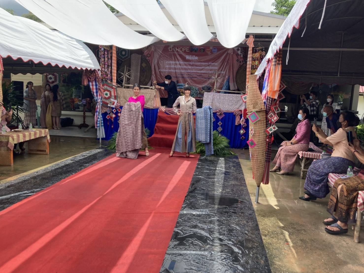 พช.ขอนแก่น : ร่วมพิธีเปิดโครงการพัฒนากระบวนการบริหารจัดการชุมชนท่องเที่ยวเชิงสร้างสรรค์ กิจกรรมส่งเสริมการเรียนรู้ที่นักท่องเที่ยวลงมือปฏิบัติ (D-HOPE)