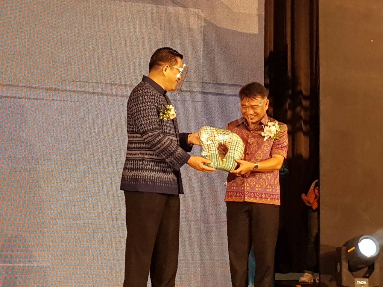 พช.ขอนแก่น : จัดแสดงและจำหน่ายผ้าไหม ผลิตภัณฑ์จากไหม OTOP : มัดหมี่ เบียนนาเล่ 2021 Mudmee Biennale 2021 ถักทอเส้นใยอีสาน สู่สายใยโลก Craft the world 