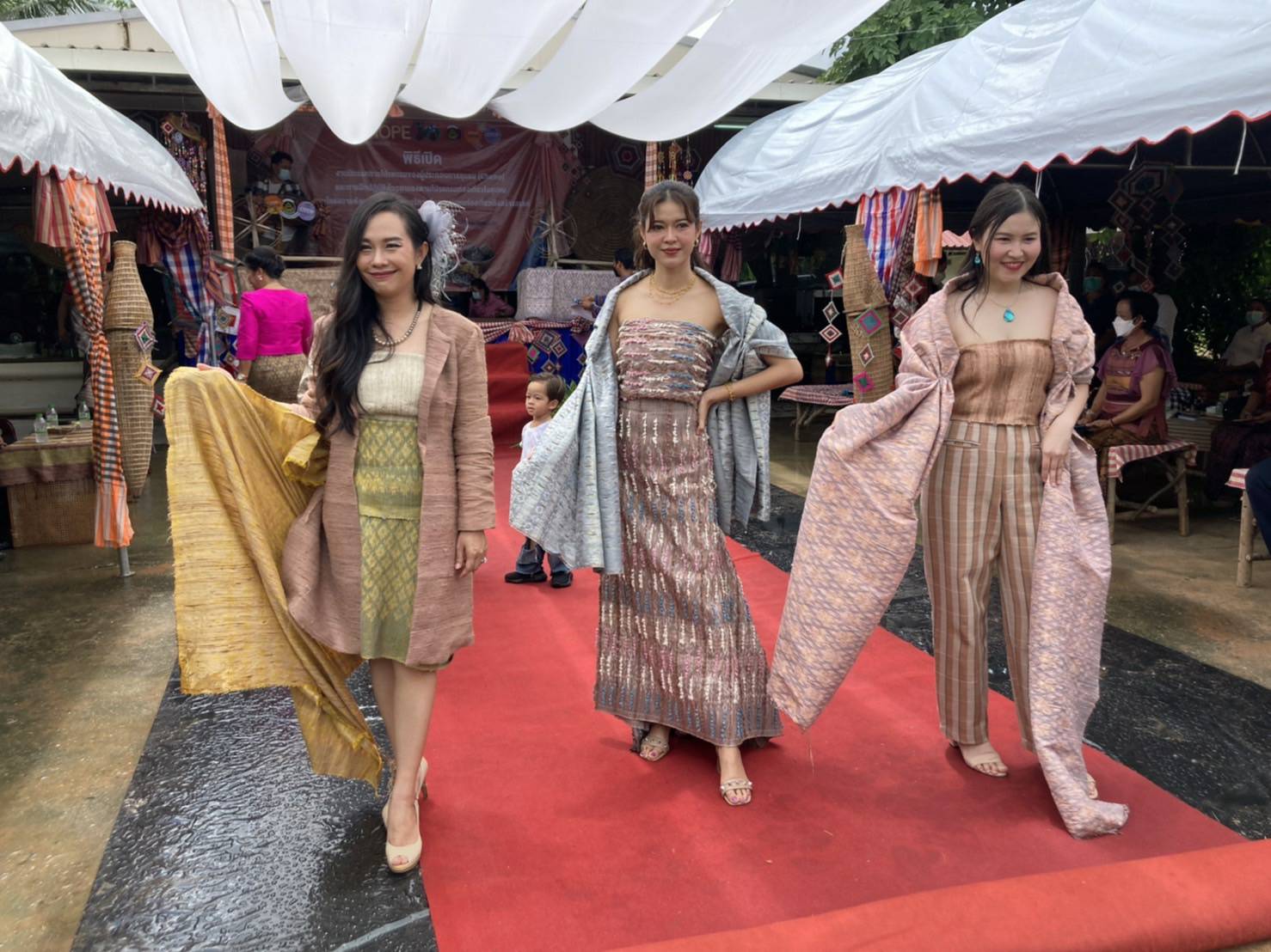 พช.ขอนแก่น : ร่วมพิธีเปิดโครงการพัฒนากระบวนการบริหารจัดการชุมชนท่องเที่ยวเชิงสร้างสรรค์ กิจกรรมส่งเสริมการเรียนรู้ที่นักท่องเที่ยวลงมือปฏิบัติ (D-HOPE)