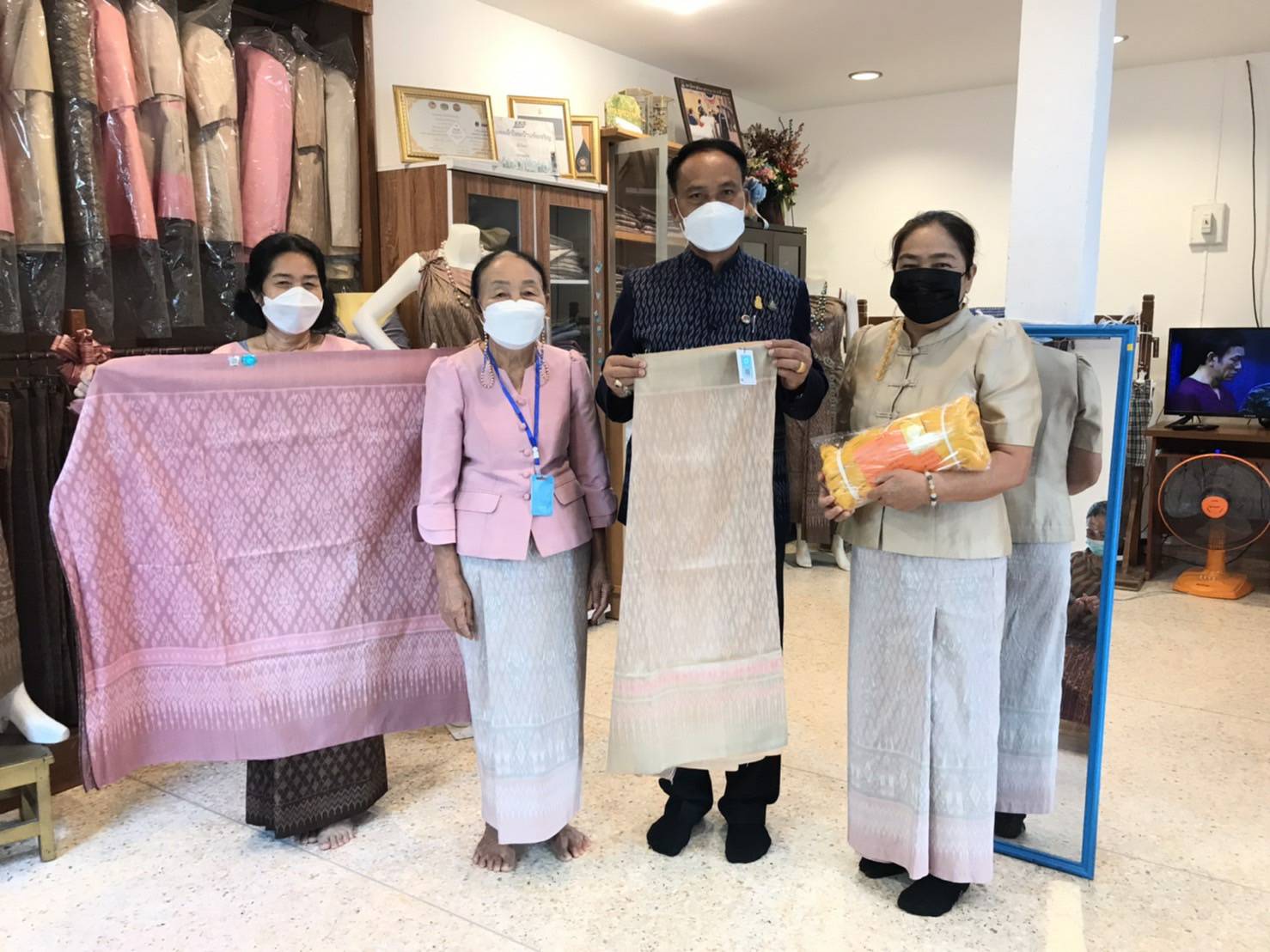 พช.ขอนแก่น : ติดตามการดำเนินงานพัฒนาชุมชน พบปะ และเยี่ยมกลุ่มผู้ผลิตผู้ประกอบการ OTOP ที่อยู่ในพื้นที่การไฟฟ้าฝ่ายผลิตแห่งประเทศไทยเพื่อสนับสนุนการดำเนินกิจกรรมของกลุ่ม