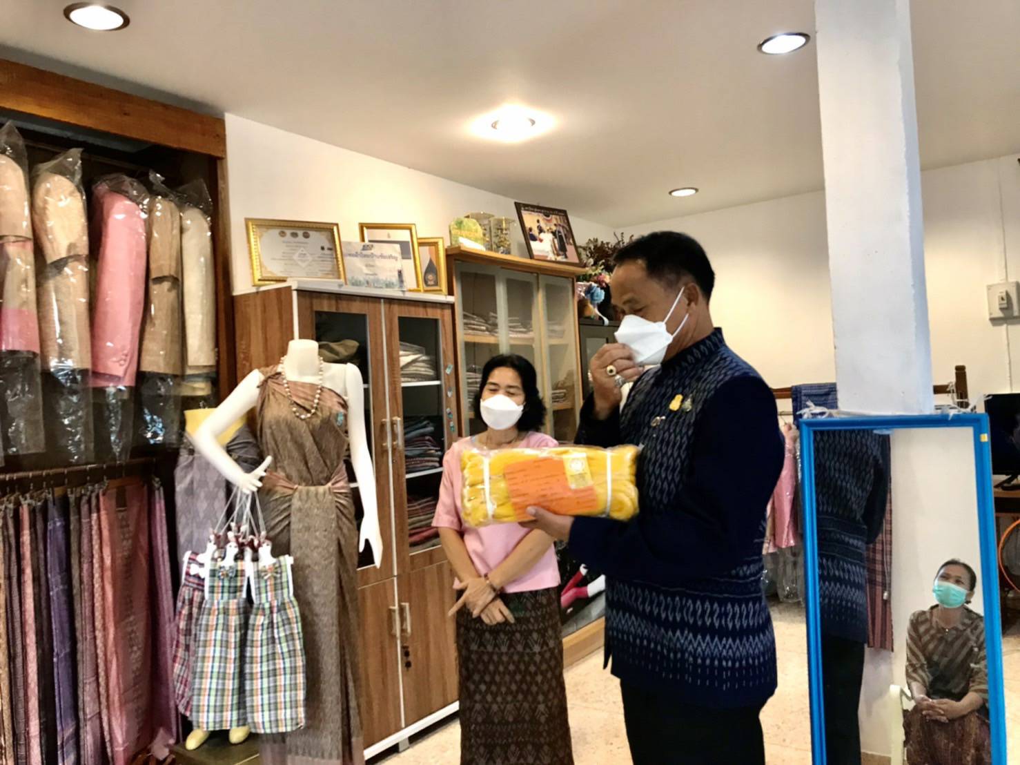 พช.ขอนแก่น : ติดตามการดำเนินงานพัฒนาชุมชน พบปะ และเยี่ยมกลุ่มผู้ผลิตผู้ประกอบการ OTOP ที่อยู่ในพื้นที่การไฟฟ้าฝ่ายผลิตแห่งประเทศไทยเพื่อสนับสนุนการดำเนินกิจกรรมของกลุ่ม