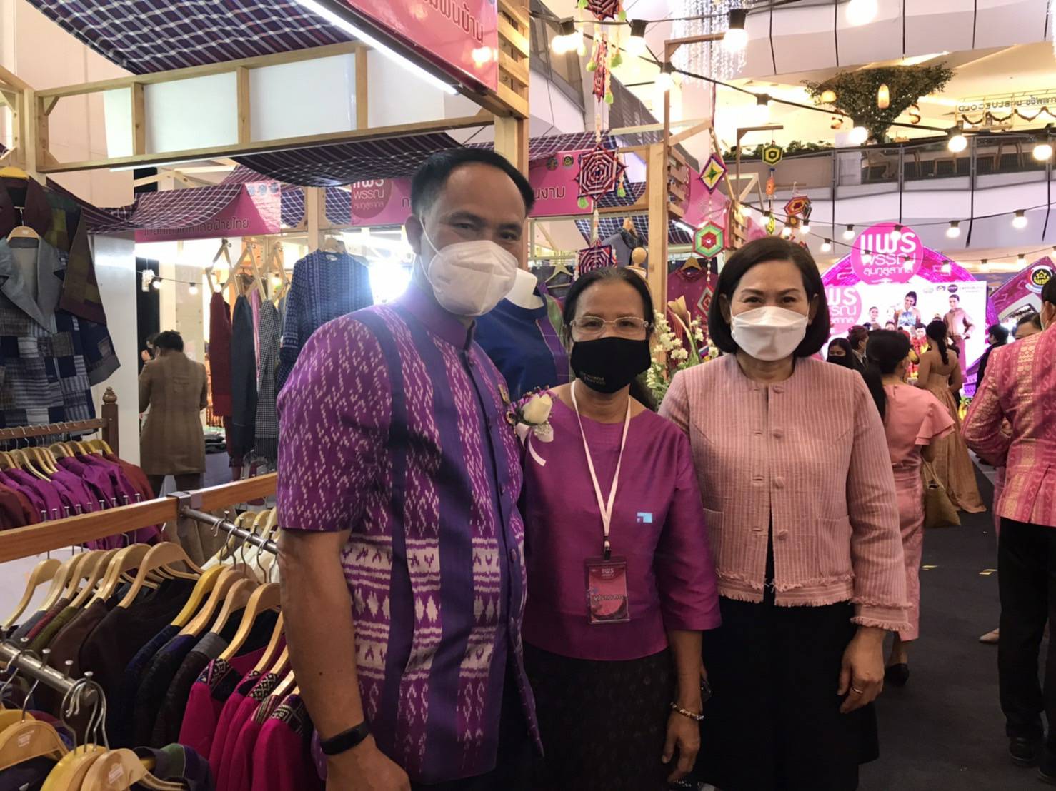 พช.ขอนแก่น : ร่วมพิธีเปิดโครงการส่งเสริมพัฒนาศักยภาพผลิตภัณฑ์ชุมชนวิถี วิธีหนองบัวลำภู “แพรพรรณลุ่มภูสู่สากล EP.4” กิจกรรมที่ 2 จัดแสดงและจำหน่ายผลิตภัณฑ์ชุมชนในระดับภูมิภาค
