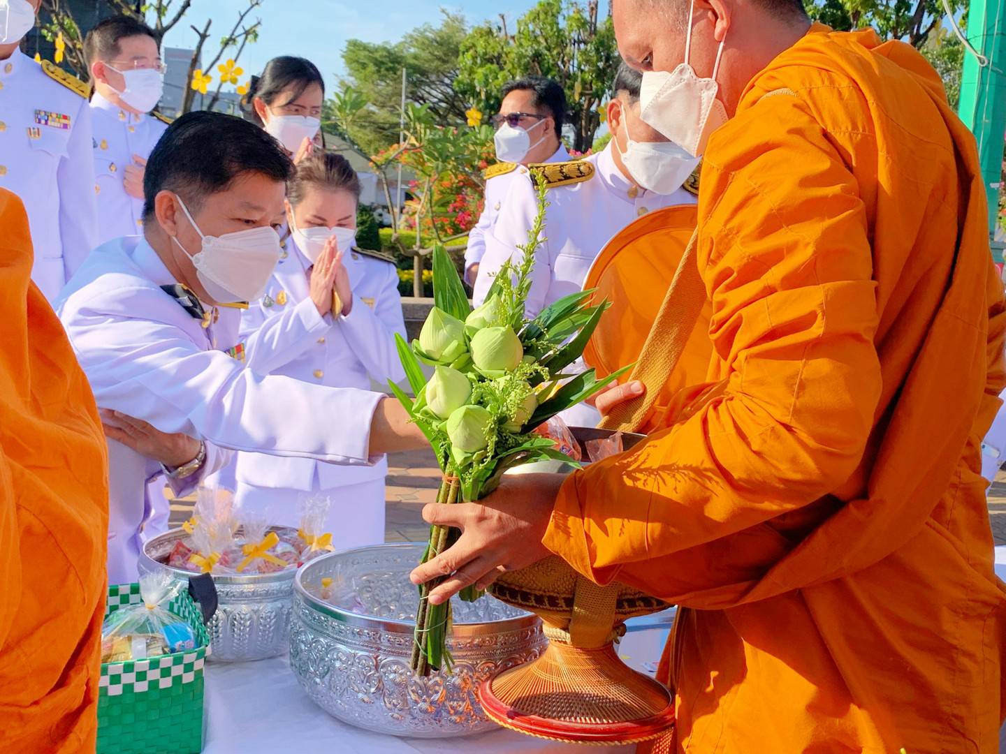 จังหวัดขอนแก่น จัดพิธีถวายพานพุ่มดอกไม้สด ถวายราชสดุดีและถวายบังคม เนื่องในวันคล้ายวันพระบรมราชสมภพพระบาทสมเด็จพระชนกาธิเบศร มหาภูมิพลอดุลยเดชมหาราช บรมนาถบพิตร วันชาติ และวันพ่อแห่งชาติ 5 ธ.ค. 2564