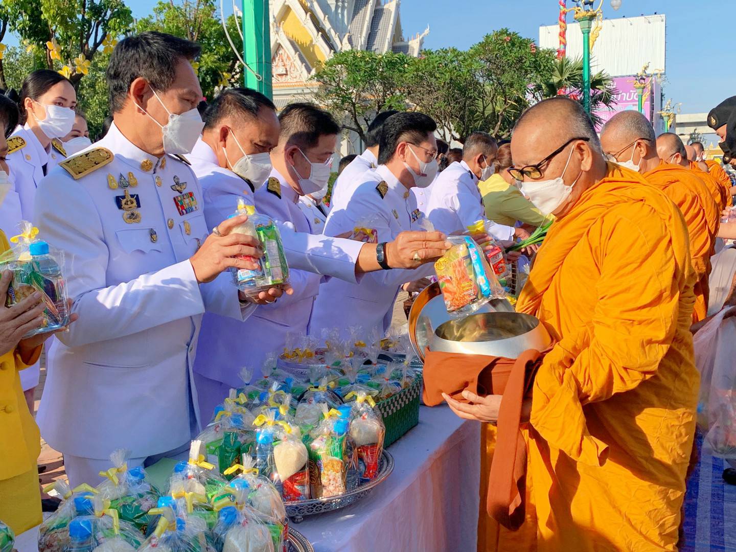 จังหวัดขอนแก่น จัดพิธีถวายพานพุ่มดอกไม้สด ถวายราชสดุดีและถวายบังคม เนื่องในวันคล้ายวันพระบรมราชสมภพพระบาทสมเด็จพระชนกาธิเบศร มหาภูมิพลอดุลยเดชมหาราช บรมนาถบพิตร วันชาติ และวันพ่อแห่งชาติ 5 ธ.ค. 2564