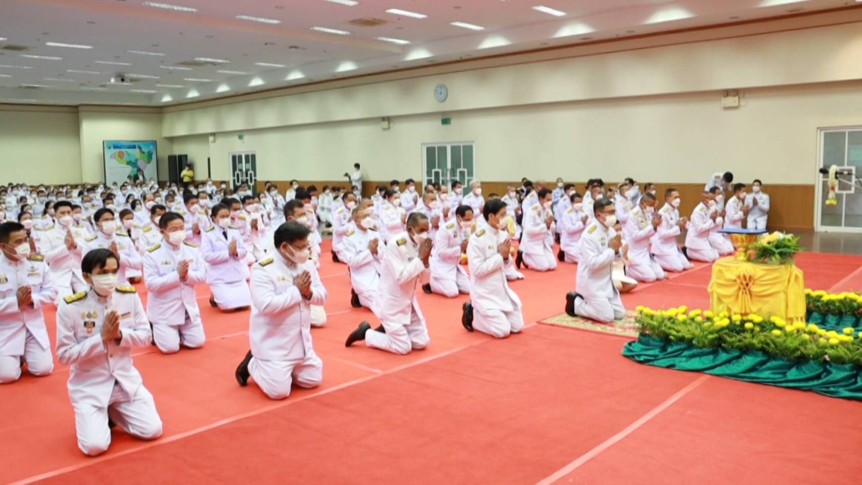 จังหวัดขอนแก่น จัดพิธีถวายพานพุ่มดอกไม้สด ถวายราชสดุดีและถวายบังคม เนื่องในวันคล้ายวันพระบรมราชสมภพพระบาทสมเด็จพระชนกาธิเบศร มหาภูมิพลอดุลยเดชมหาราช บรมนาถบพิตร วันชาติ และวันพ่อแห่งชาติ 5 ธ.ค. 2564
