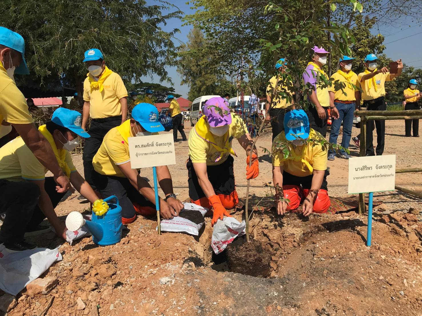 จังหวัดขอนแก่น จัดพิธีถวายพานพุ่มดอกไม้สด ถวายราชสดุดีและถวายบังคม เนื่องในวันคล้ายวันพระบรมราชสมภพพระบาทสมเด็จพระชนกาธิเบศร มหาภูมิพลอดุลยเดชมหาราช บรมนาถบพิตร วันชาติ และวันพ่อแห่งชาติ 5 ธ.ค. 2564