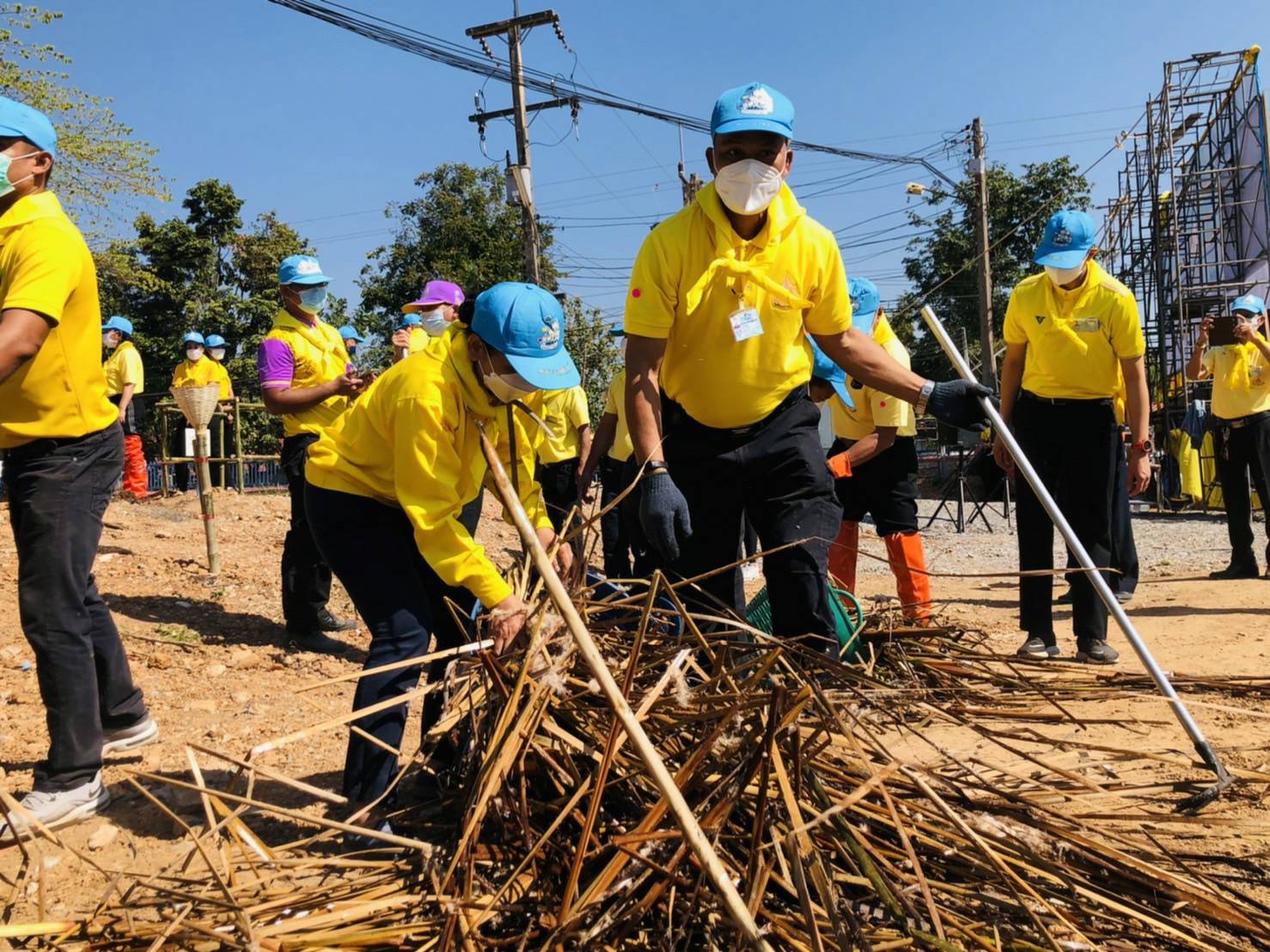 จังหวัดขอนแก่น จัดพิธีถวายพานพุ่มดอกไม้สด ถวายราชสดุดีและถวายบังคม เนื่องในวันคล้ายวันพระบรมราชสมภพพระบาทสมเด็จพระชนกาธิเบศร มหาภูมิพลอดุลยเดชมหาราช บรมนาถบพิตร วันชาติ และวันพ่อแห่งชาติ 5 ธ.ค. 2564