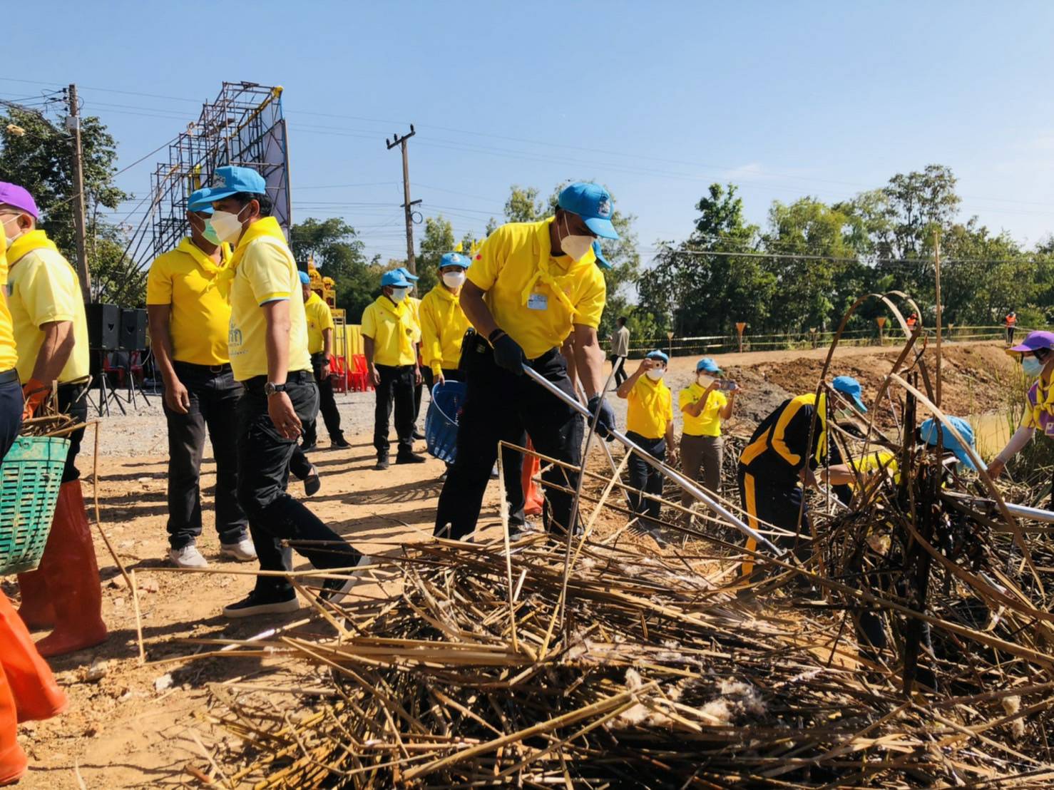 จังหวัดขอนแก่น จัดพิธีถวายพานพุ่มดอกไม้สด ถวายราชสดุดีและถวายบังคม เนื่องในวันคล้ายวันพระบรมราชสมภพพระบาทสมเด็จพระชนกาธิเบศร มหาภูมิพลอดุลยเดชมหาราช บรมนาถบพิตร วันชาติ และวันพ่อแห่งชาติ 5 ธ.ค. 2564