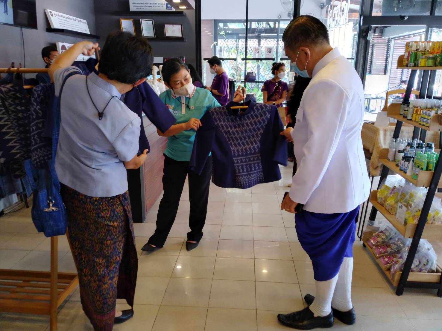 จังหวัดขอนแก่น : รองผู้ว่าราชการจังหวัดขอนแก่น นำ คณะศิษย์ยานุศิษย์ พระราชพัฒนาการ เจ้าอาวาสวัดปริวาสราชสงคราม เยี่ยมชมศูนย์ส่งเสริมและพัฒนาสินค้า OTOP ขอนแก่น