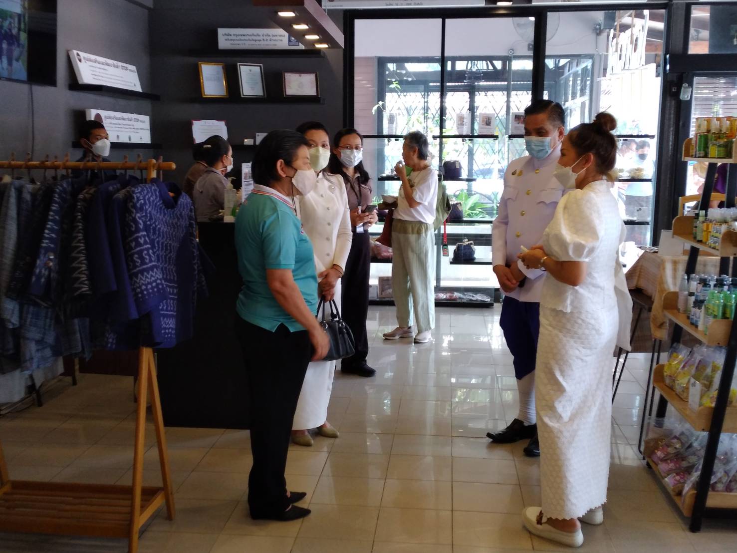 จังหวัดขอนแก่น : รองผู้ว่าราชการจังหวัดขอนแก่น นำ คณะศิษย์ยานุศิษย์ พระราชพัฒนาการ เจ้าอาวาสวัดปริวาสราชสงคราม เยี่ยมชมศูนย์ส่งเสริมและพัฒนาสินค้า OTOP ขอนแก่น