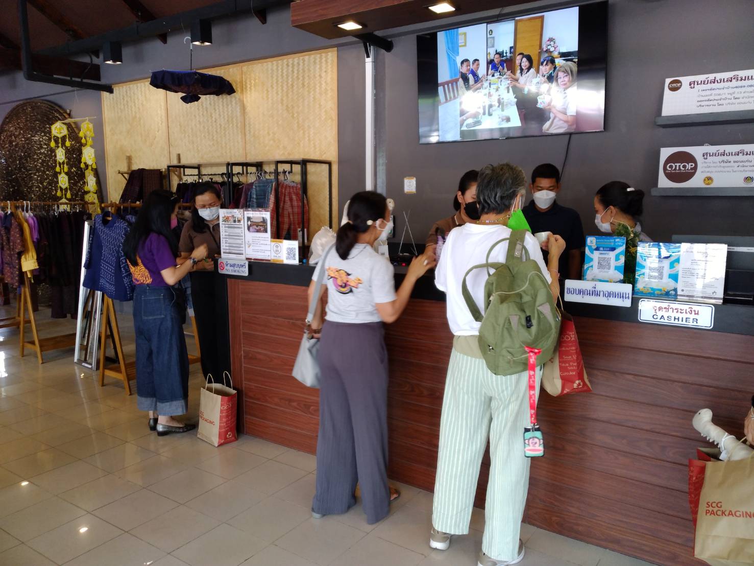 จังหวัดขอนแก่น : รองผู้ว่าราชการจังหวัดขอนแก่น นำ คณะศิษย์ยานุศิษย์ พระราชพัฒนาการ เจ้าอาวาสวัดปริวาสราชสงคราม เยี่ยมชมศูนย์ส่งเสริมและพัฒนาสินค้า OTOP ขอนแก่น